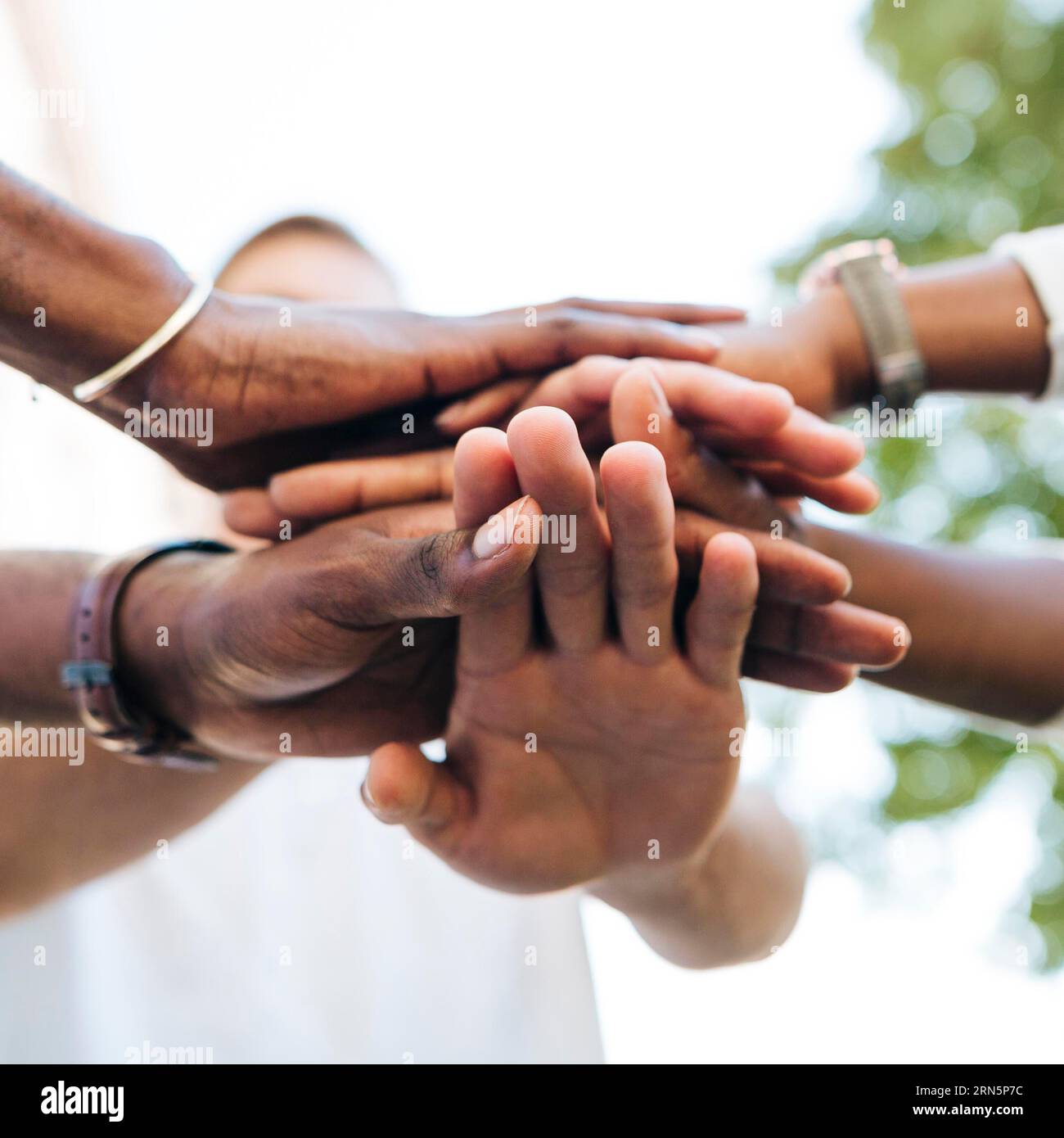 Scuotere le mani interculturali all'aperto Foto Stock