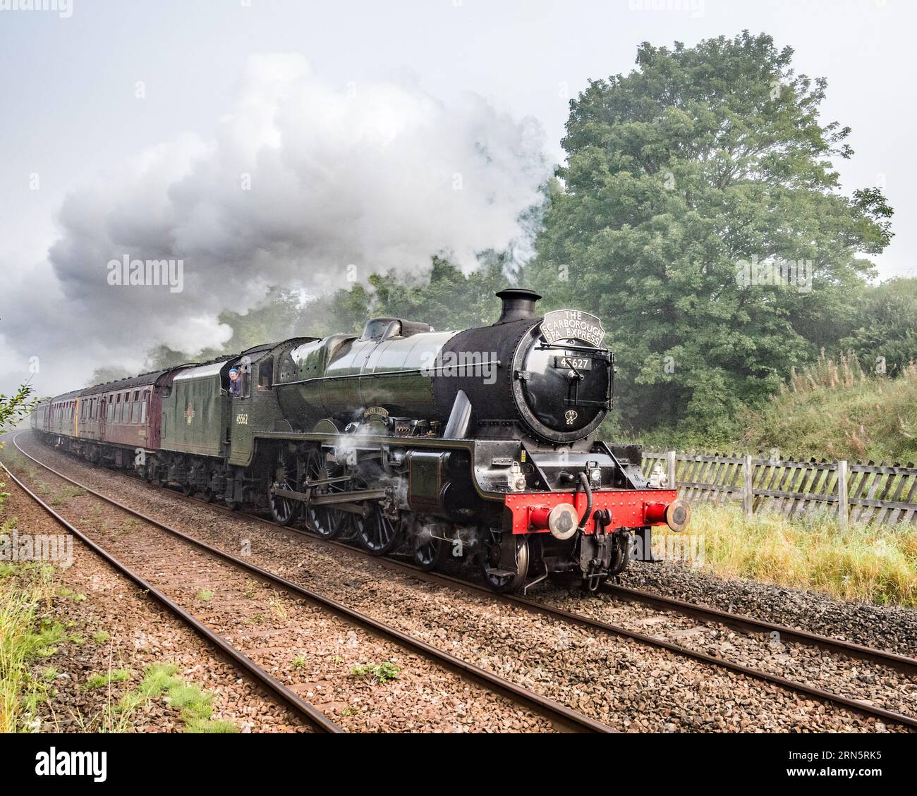 Sierra Leone, 45627. Locomotiva a vapore che passa attraverso Long Preston il 31 agosto 2023, mentre la nebbia mattutina è quasi pulita Foto Stock