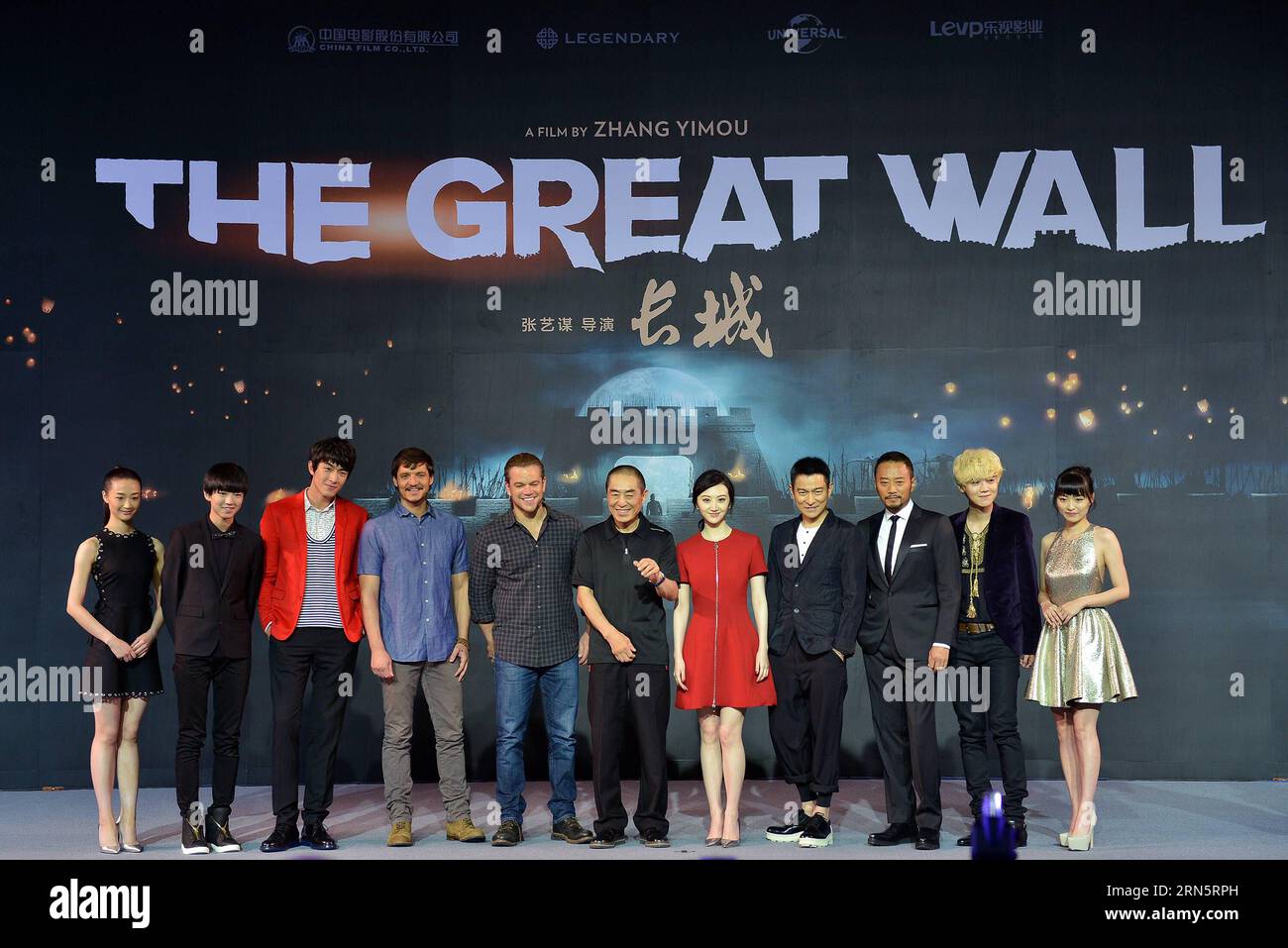 (150702) -- PECHINO, 2 luglio 2015 -- i principali cast della grande Muraglia posano per una foto durante la conferenza stampa del film a Pechino, capitale della Cina, 2 luglio 2015. Diretto da Zhang Yimou, il film dovrebbe essere proiettato sullo schermo globale a novembre del prossimo anno. ) (mp) CHINA-BEIJING-MOVIE-THE GREAT WALL-PRESS CONFERENCE (CN) LixXin PUBLICATIONxNOTxINxCHN 150702 Pechino 2 luglio 2015 i principali cast della grande Muraglia posa per foto durante la conferenza stampa del film a Pechino capitale della Cina 2 luglio 2015 diretto da Zhang Yimou il film dovrebbe colpire il Global schermata nel mese di novembre Foto Stock