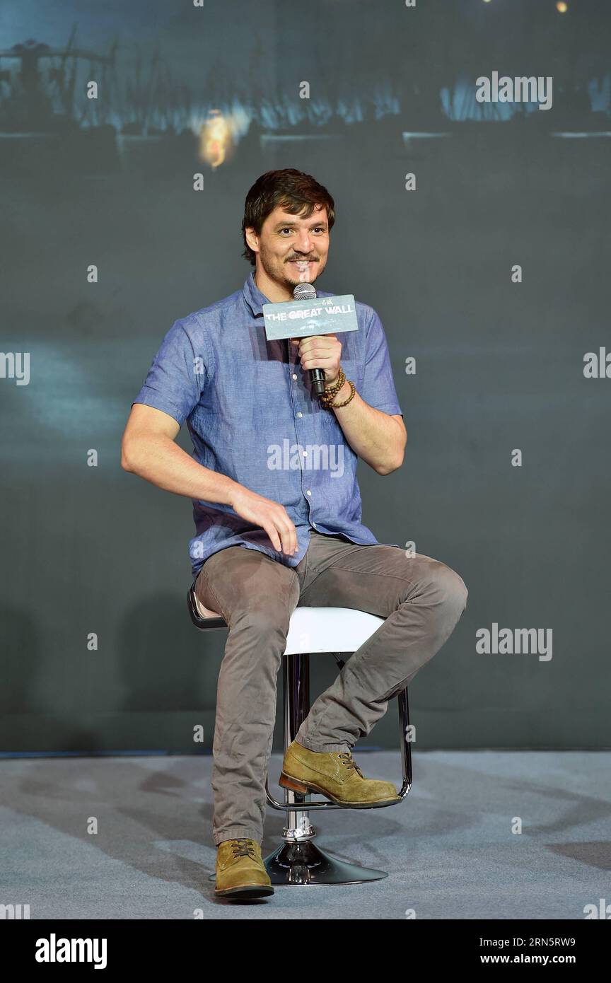 (150702) -- PECHINO, 2 luglio 2015 -- l'attore cileno Pedro Pascal partecipa alla conferenza stampa del film la grande Muraglia a Pechino, capitale della Cina, 2 luglio 2015. Diretto da Zhang Yimou, il film dovrebbe essere proiettato sullo schermo globale a novembre del prossimo anno. ) (mp) CHINA-BEIJING-MOVIE-THE GREAT WALL-PRESS CONFERENCE (CN) LixXin PUBLICATIONxNOTxINxCHN 150702 Pechino 2 luglio 2015 l'attore cileno Pedro Pascal partecipa alla conferenza stampa del film la grande Muraglia a Pechino capitale della Cina 2 luglio 2015 diretto da Zhang Yimou il film dovrebbe arrivare sullo schermo globale a novembre l'anno prossimo Foto Stock