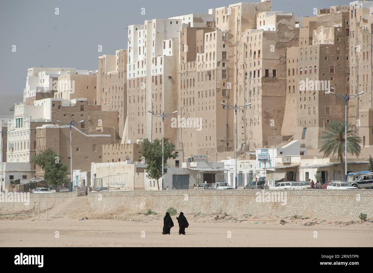 La foto scattata nel dicembre 2008 mostra la vecchia città murata di Shibam nello Yemen. L'Organizzazione delle Nazioni Unite per l'istruzione, la scienza e la cultura (UNESCO) ha completato il suo aggiornamento annuale dell'elenco dei patrimoni mondiali in pericolo il 2 luglio e ha aggiunto tre siti in zone conflittuali, tra cui la città vecchia di sana a e la città vecchia fortificata di Shibam nello Yemen e Hatra in Iraq, nella lista. )(azp) YEMEN-SHIBAM-VECCHIA CITTÀ MURATA-Unesco-A RISCHIO DI ESTINZIONE LixTeng PUBLICATIONxNOTxINxCHN file foto scattata nel dicembre 2008 mostra la vecchia città murata di Shibam nello Yemen, la scuola scientifica delle Nazioni Unite e Foto Stock
