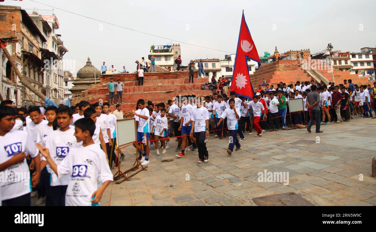 (150704) -- KATHMANDU, 4 luglio 2015 -- le persone partecipano alla maratona e alla maratona organizzata per una campagna di restauro del tempio di Kastamandap, colpito dal terremoto, a Basantapur a Kathmandu, Nepal, 4 luglio 2015. La maratona di 5 km e la camminata di 1 km sono state organizzate per sensibilizzare la gente sulla ricostruzione e il ripristino dei siti storici dopo i terremoti. ) NEPAL-KATHMANDU-MARATHON SunilxSharma PUBLICATIONxNOTxINxCHN 150704 Kathmandu 4 luglio 2015 celebrità partecipano alla maratona e ALLA MARATONA organizzata per una campagna di restauro del Tempio di Quake Hit A Basantapur a Kathmandu Nepal 4 luglio 2015 il 5Km M Foto Stock