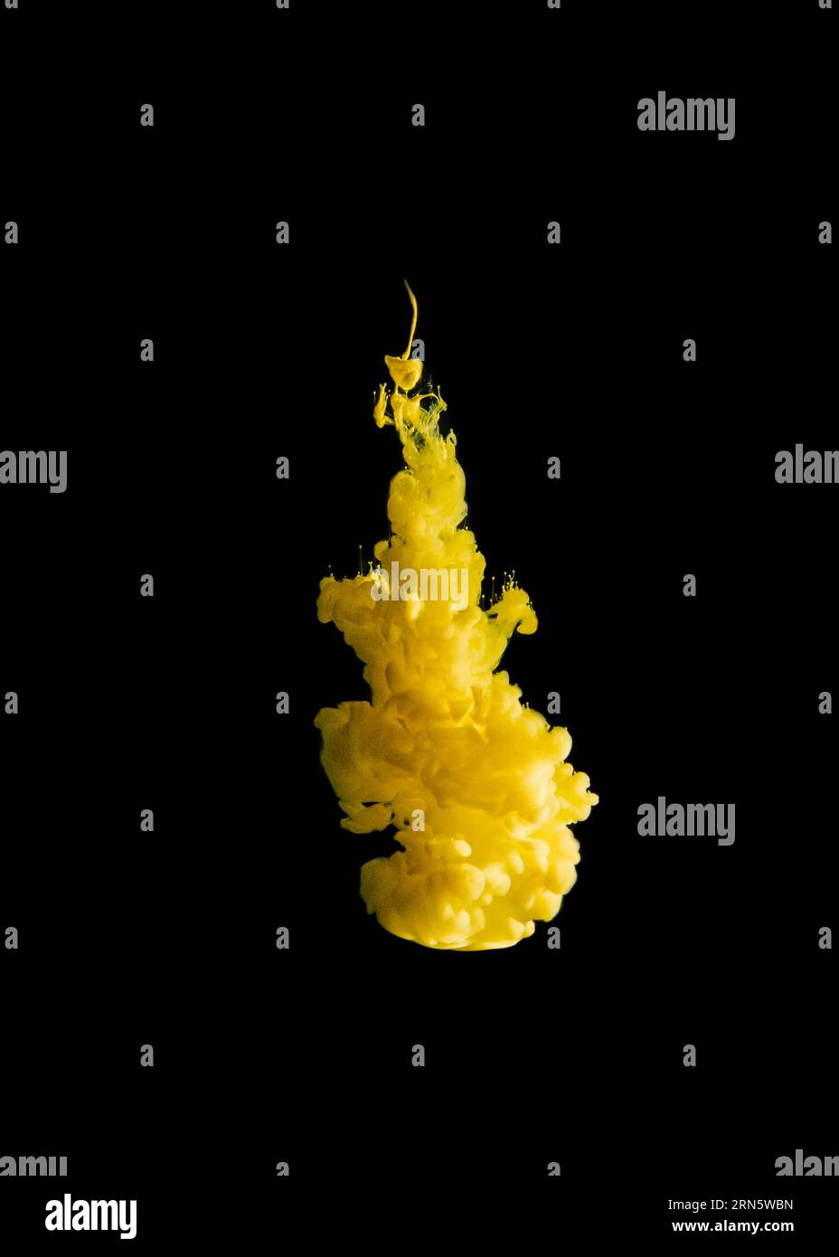 Goccia di inchiostro giallo nero Foto Stock