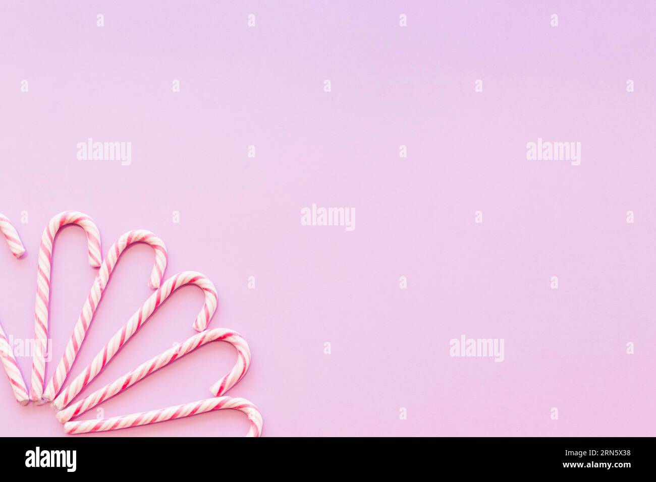 Design realizzato con l'angolo di sfondo rosa canna caramella xmas Foto Stock