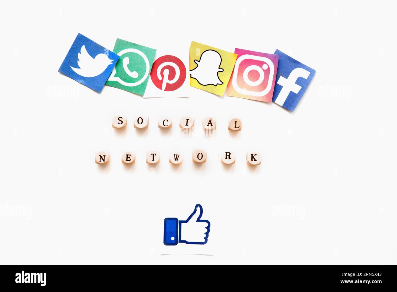 Visualizzazione in alto varie icone delle applicazioni mobili, parole di social network, iscrizione pollice in alto Foto Stock
