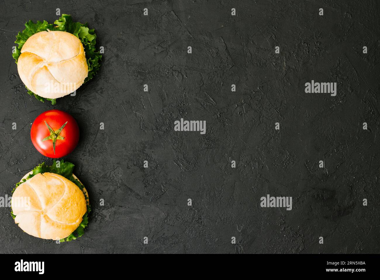 Piatto piatto piatto piatto piatto piatto hamburger ardesia con copyspace Foto Stock