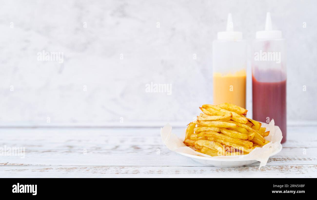 Vista frontale patatine fritte con spazio copia Foto Stock