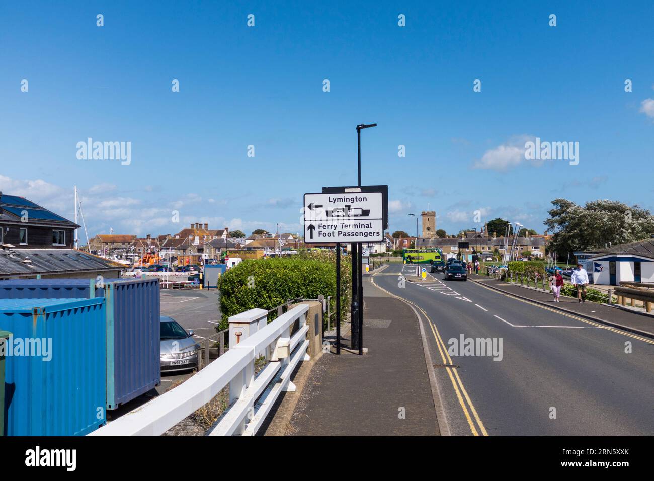 Strada principale che porta al traghetto e al porto di Yarmouth, Isola di Wight, Inghilterra, Regno Unito, con indicazioni stradali per il traghetto, ecc. Foto Stock