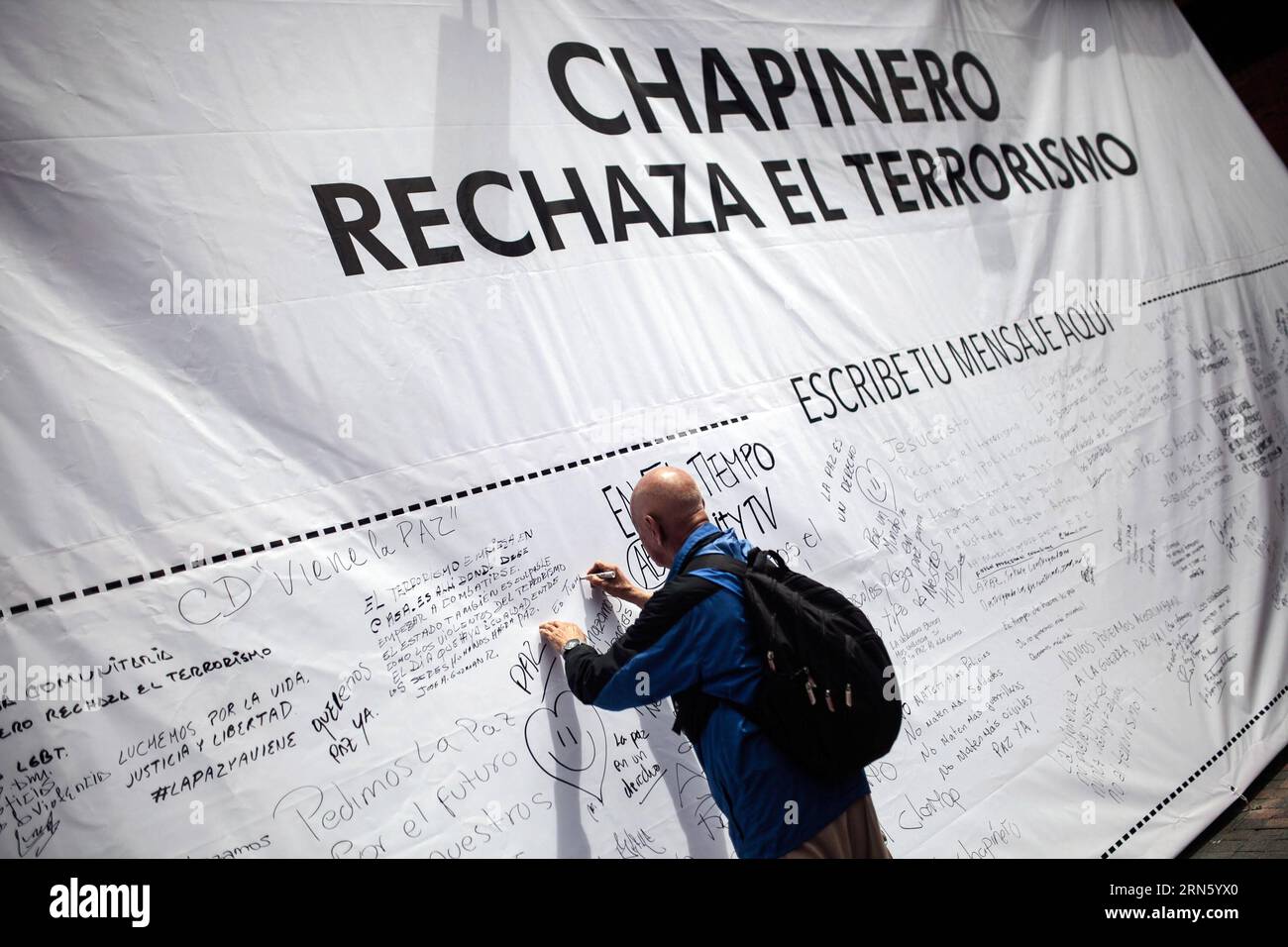 Un uomo prende parte a una manifestazione contro gli attacchi del 2 luglio, a Bogotà, capitale della Colombia, il 6 luglio 2015. La sera del 2 luglio, due esplosioni sono avvenute nel centro finanziario di Bogotà e nel settore Puente Aranda, con 10 feriti. Jhon Paz) (da) COLOMBIA-BOGOTÀ-SOCIETY-DEMONSTRATION e Jhonpaz PUBLICATIONxNOTxINxCHN un uomo partecipa a una dimostrazione contro gli attacchi del 2 luglio a Bogotà capitale della Colombia IL 6 luglio 2015 la sera del 2 luglio due esplosioni sono avvenute nel Centro finanziario di Bogotà e il settore Puente Aranda ha lasciato 10 celebrità ferite Jhon Paz là, Colombia Foto Stock