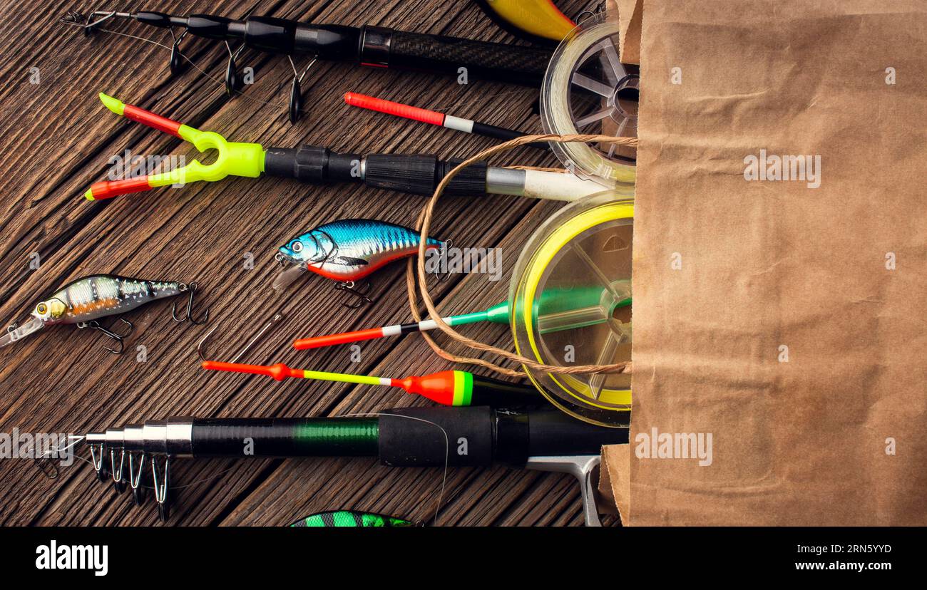 Sacchetto di carta con vista dall'alto e gli accessori per la pesca Foto Stock