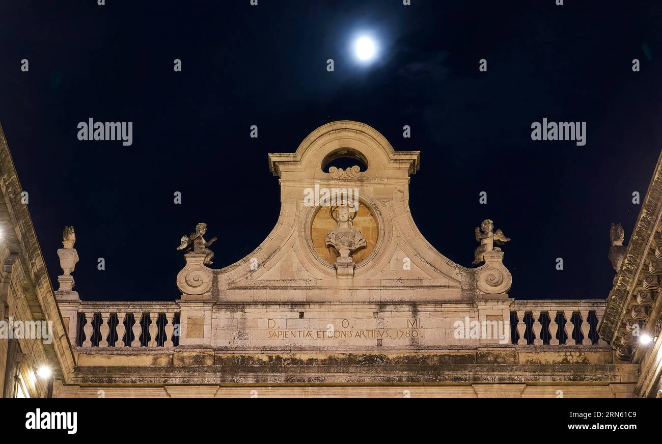 Foto notturna, luna piena, piccola, radiosa, a tetto, ringhiera con balconi in pietra, Catania, centro storico, centro storico barocco, cucina orientale, Sicilia, Italia Foto Stock