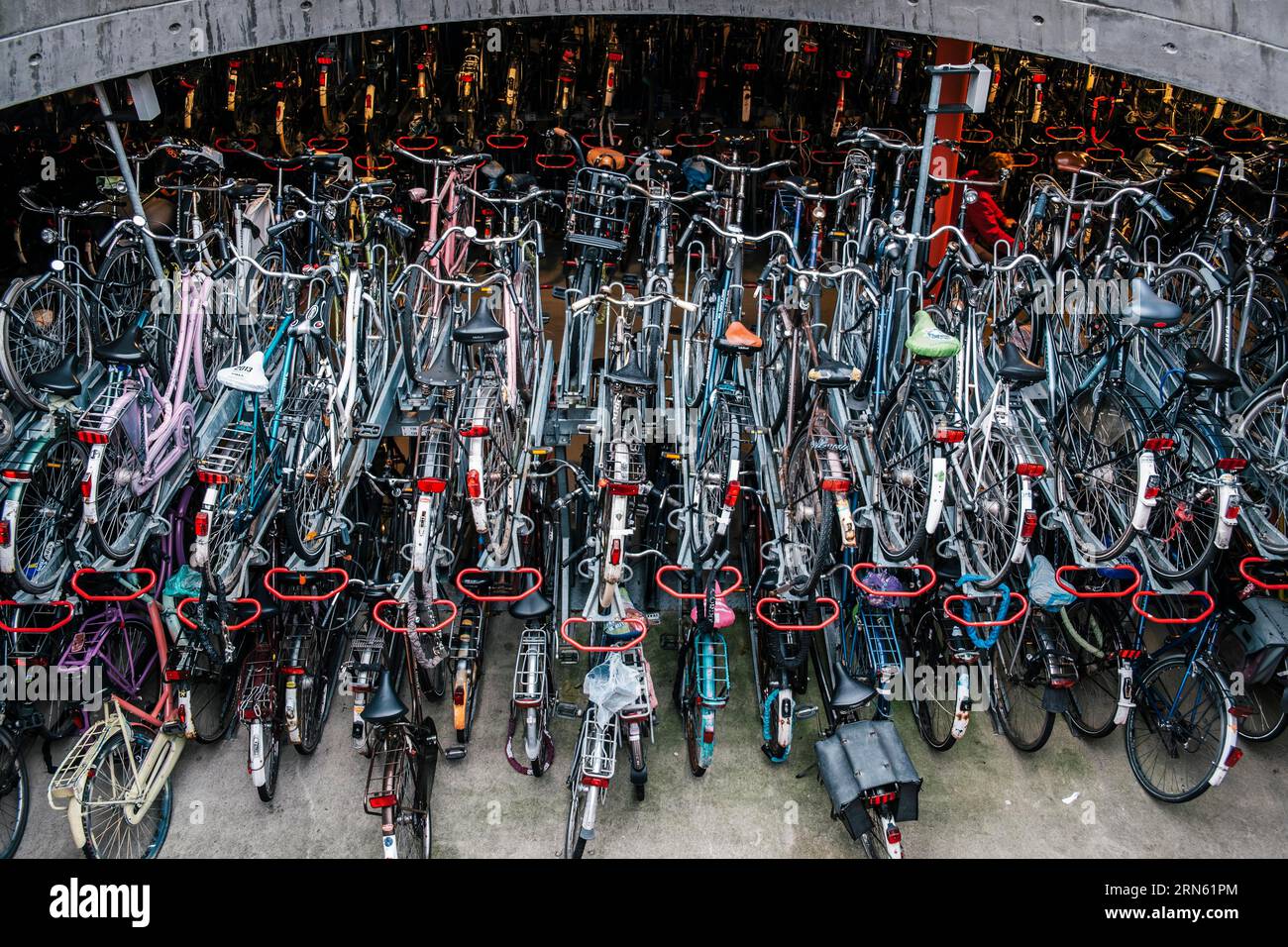 Parcheggio in garage per biciclette presso la stazione ferroviaria di Groningen, Paesi Bassi Foto Stock