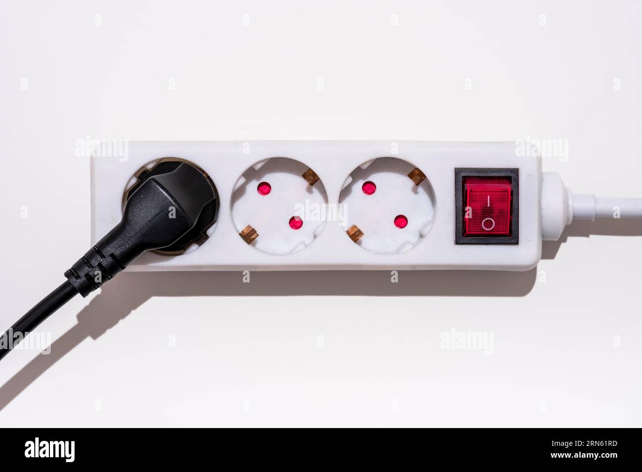 presa multipla a 3 vie con interruttore on/off per risparmiare elettricità, immagine simbolo Foto Stock