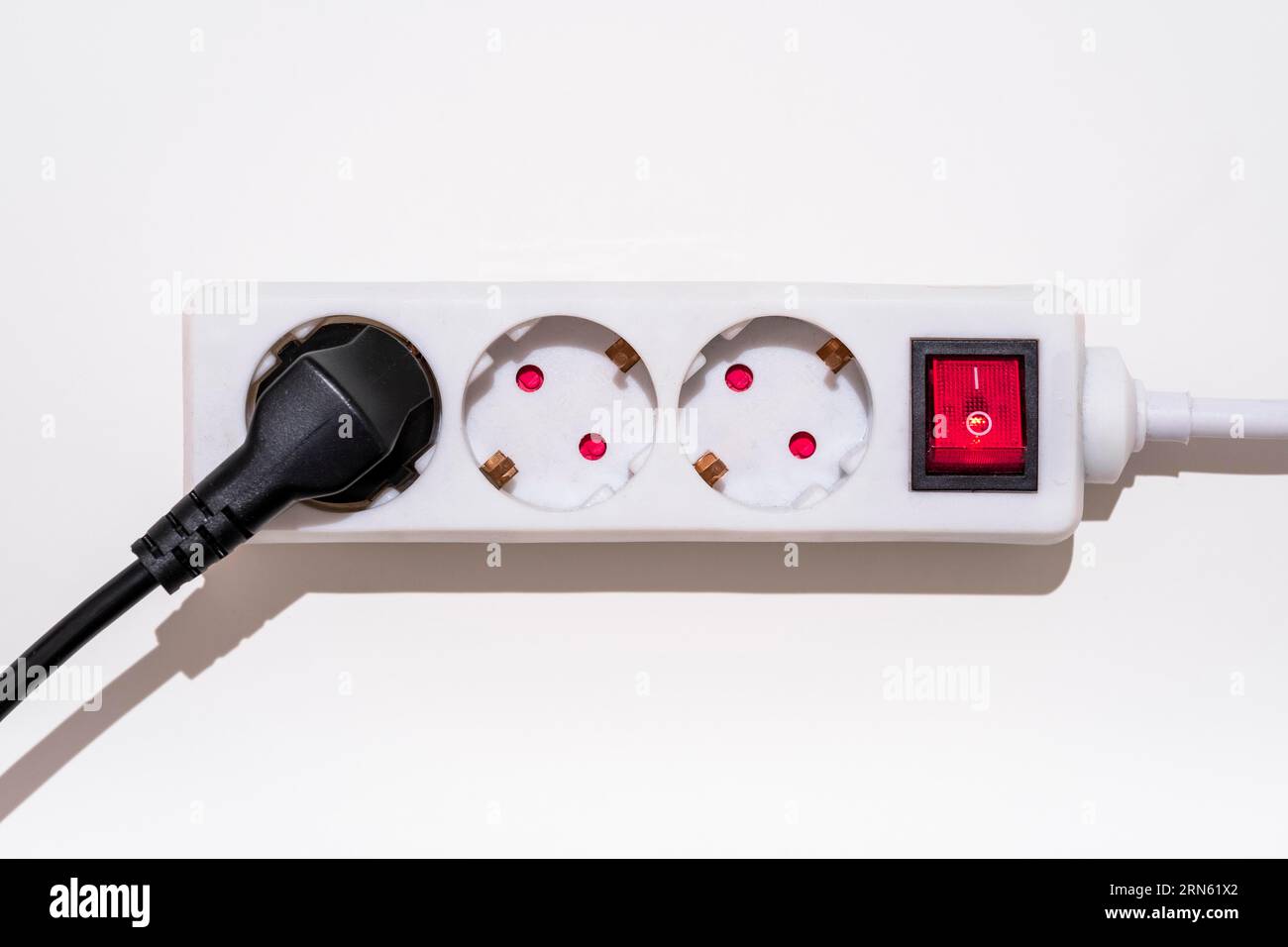 presa multipla a 3 vie con interruttore on/off per risparmiare elettricità, immagine simbolo Foto Stock