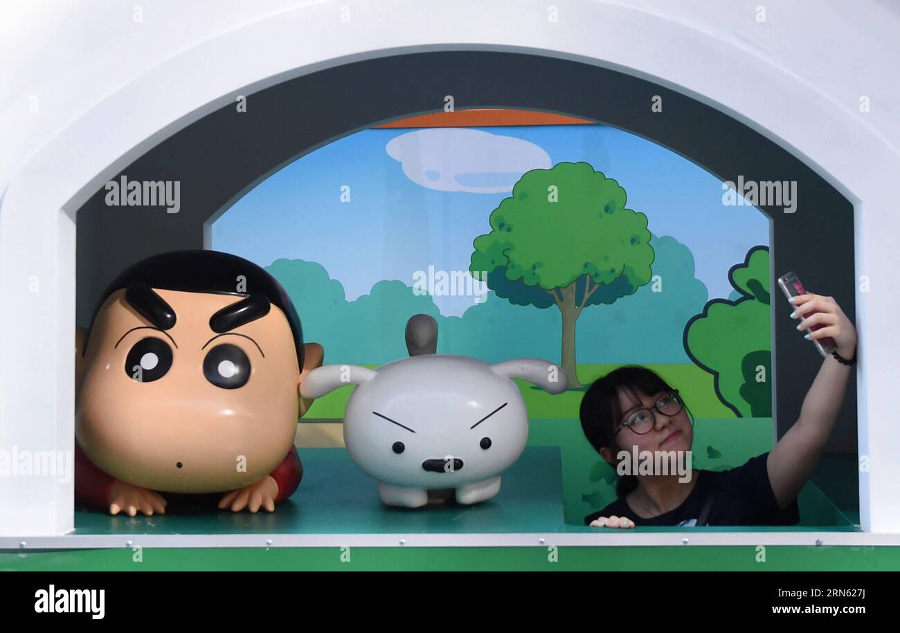 (150708) -- SHENYANG, 8 luglio 2015 -- Una donna scatta un selfie con le figure di Crayon Shin-chan durante la visita alla mostra che segna il 25° anniversario della serie manga giapponese Crayon Shin-chan a Shenyang, nella provincia di Liaoning della Cina nordorientale, 8 luglio 2015. La mostra sarà aperta al pubblico l'11 luglio. ) (Zkr) CHINA-SHENYANG-CRAYON SHIN-CHAN-25TH ANNIVERSARY(CN) PanxYulong PUBLICATIONxNOTxINxCHN 150708 Shenyang 8 luglio 2015 una donna prende un Selfie con figure di pastello Shin Chan durante la visita alla mostra che segna il 25 ° anniversario del pastello giapponese della serie Manga Shin Chan a Shenyang Foto Stock