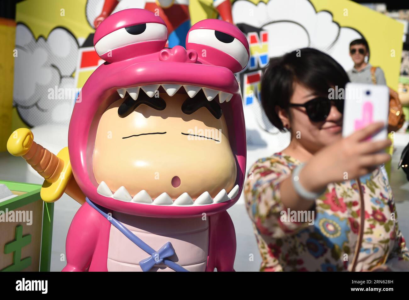 (150708) -- SHENYANG, 8 luglio 2015 -- Una donna scatta un selfie con le figure di Crayon Shin-chan durante la visita alla mostra che segna il 25° anniversario della serie manga giapponese Crayon Shin-chan a Shenyang, nella provincia di Liaoning della Cina nordorientale, 8 luglio 2015. La mostra sarà aperta al pubblico l'11 luglio. ) (Zkr) CHINA-SHENYANG-CRAYON SHIN-CHAN-25TH ANNIVERSARY(CN) PanxYulong PUBLICATIONxNOTxINxCHN 150708 Shenyang 8 luglio 2015 una donna prende un Selfie con figure di pastello Shin Chan durante la visita alla mostra che segna il 25 ° anniversario del pastello giapponese della serie Manga Shin Chan a Shenyang Foto Stock