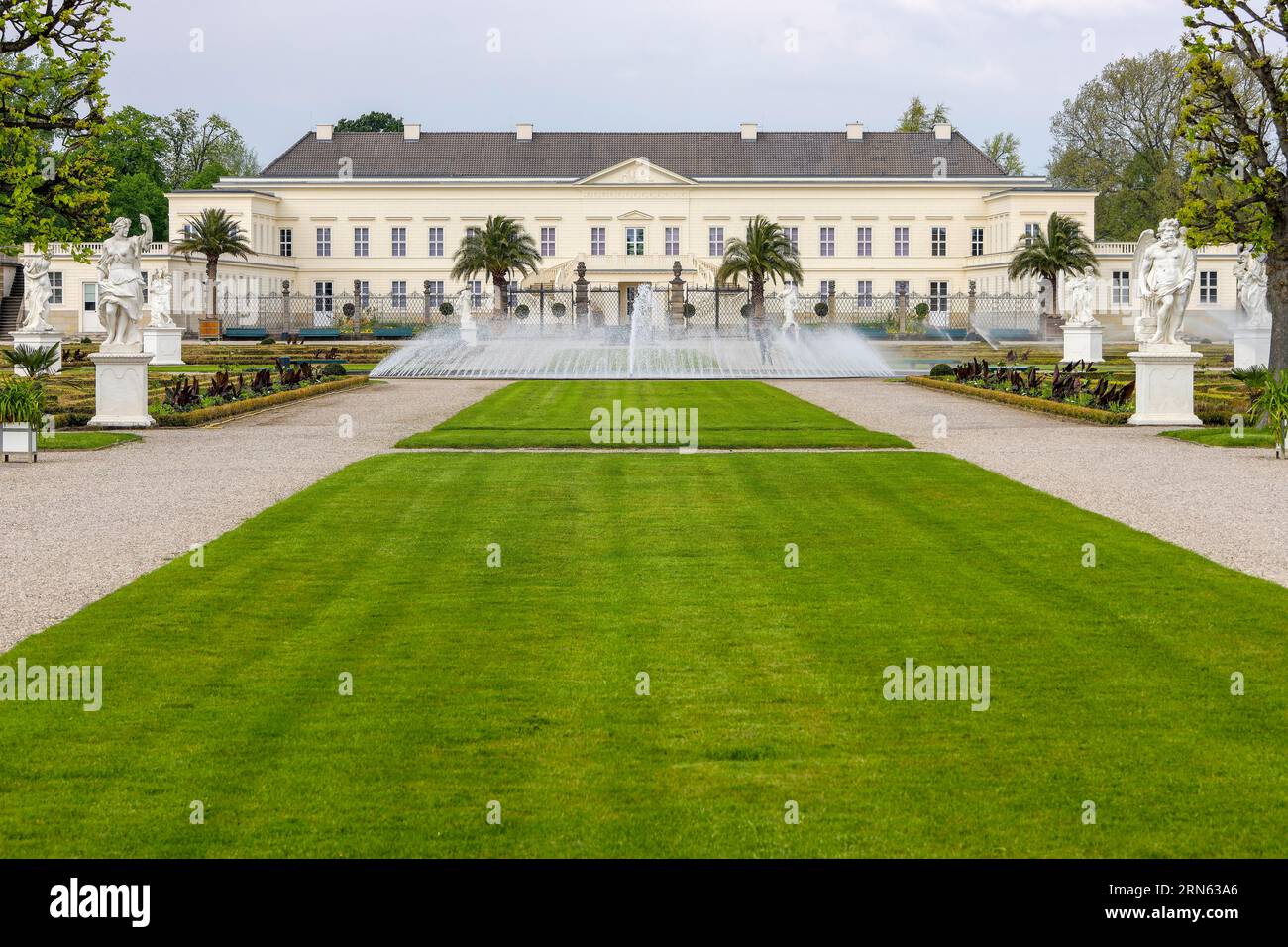 Fontana della campana e Palazzo Herrenhausen, Centro Congressi, nei giardini Herrenhausen, giardini barocchi, disposti per ordine dell'elettrice Sofia dal 1696 Foto Stock