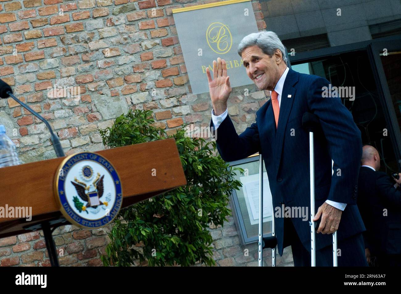 (150709) -- VIENNA, 9 luglio 2015 -- il Segretario di Stato americano John Kerry reagisce prima di una conferenza stampa di fronte al Palais Coburg, dove si svolgono i colloqui nucleari iraniani, a Vienna, in Austria, 9 luglio 2015. John Kerry giovedì ha detto che alcune delle questioni difficili rimangono irrisolte nei colloqui nucleari in corso, dicendo che decisioni difficili devono essere prese molto presto. ) AUSTRIA-VIENNA-IRAN COLLOQUI NUCLEARI-JOHN KERRY QianxYi PUBLICATIONxNOTxINxCHN 150709 Vienna 9 luglio 2015 il Segretario di Stato Degli Stati Uniti John Kerry reagisce di fronte a una conferenza stampa di fronte al Palais Coburg, dove si svolgono i colloqui nucleari in Iran Foto Stock