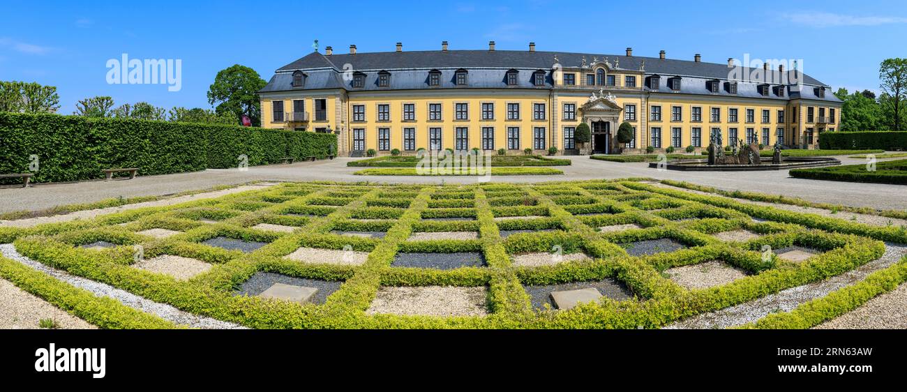 Foto panoramica degli edifici della galleria Herrenhausen nel palazzo Herrenhausen e nei giardini Herrenhausen, giardini barocchi disposti per ordine dell'elettrice Soph Foto Stock