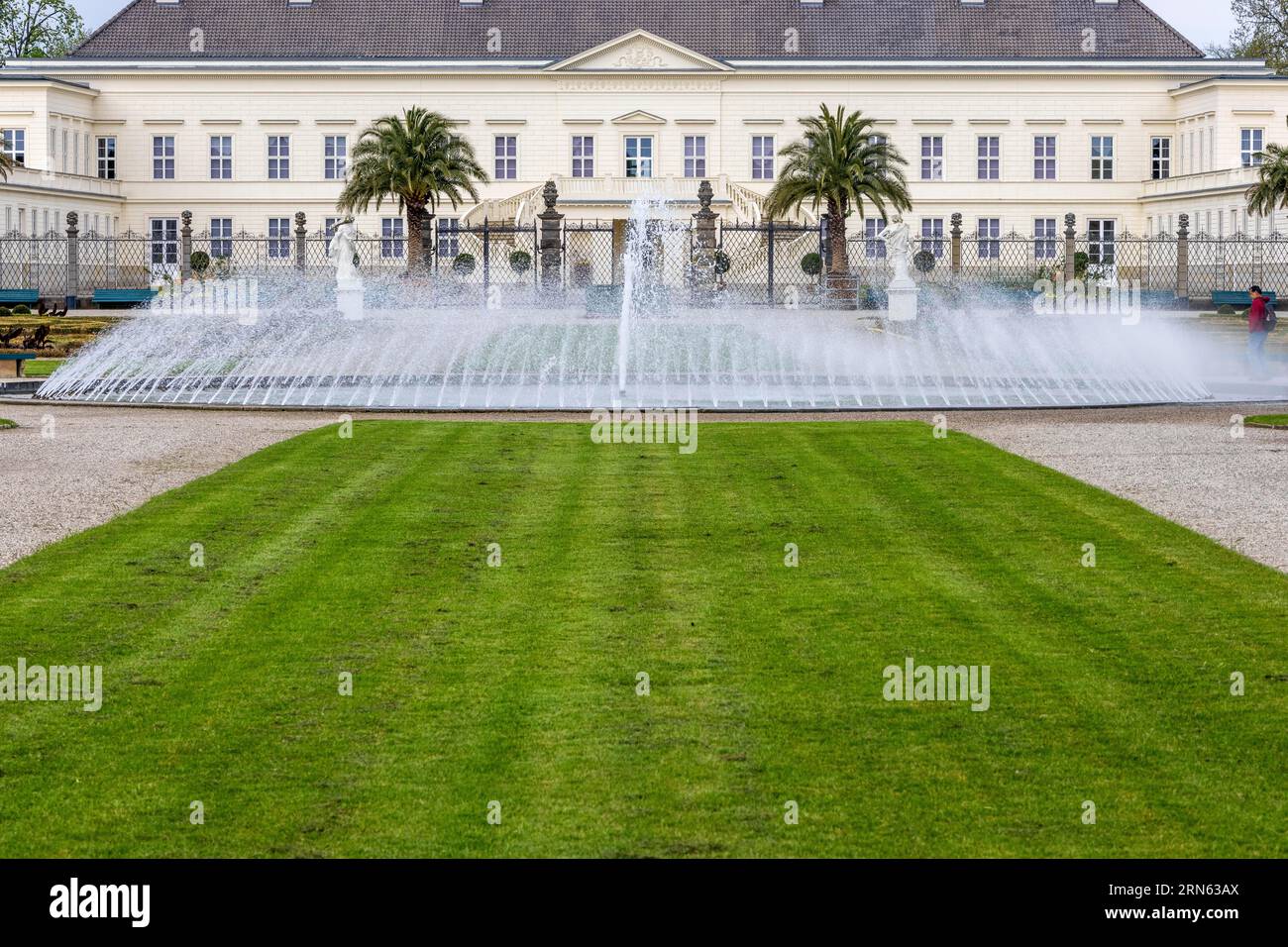 Fontana della campana e Palazzo Herrenhausen, Centro Congressi, nei giardini Herrenhausen, giardini barocchi, disposti per ordine dell'elettrice Sofia dal 1696 Foto Stock