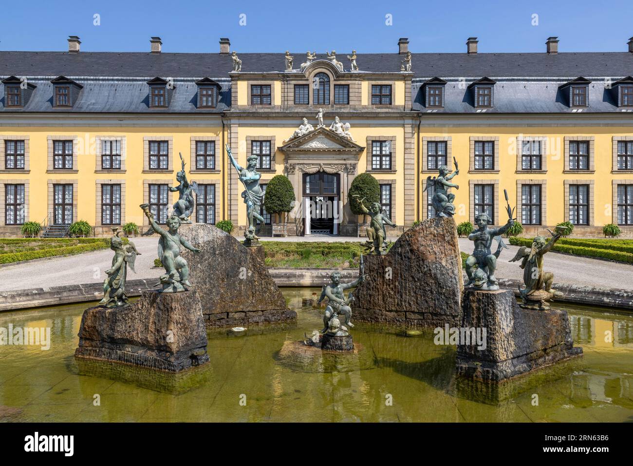 Fontana di Nettuno e Galleria Herrenhausen edifici nel Palazzo Herrenhausen e Giardini Herrenhausen, giardini barocchi disposti per ordine dell'elettrice Foto Stock