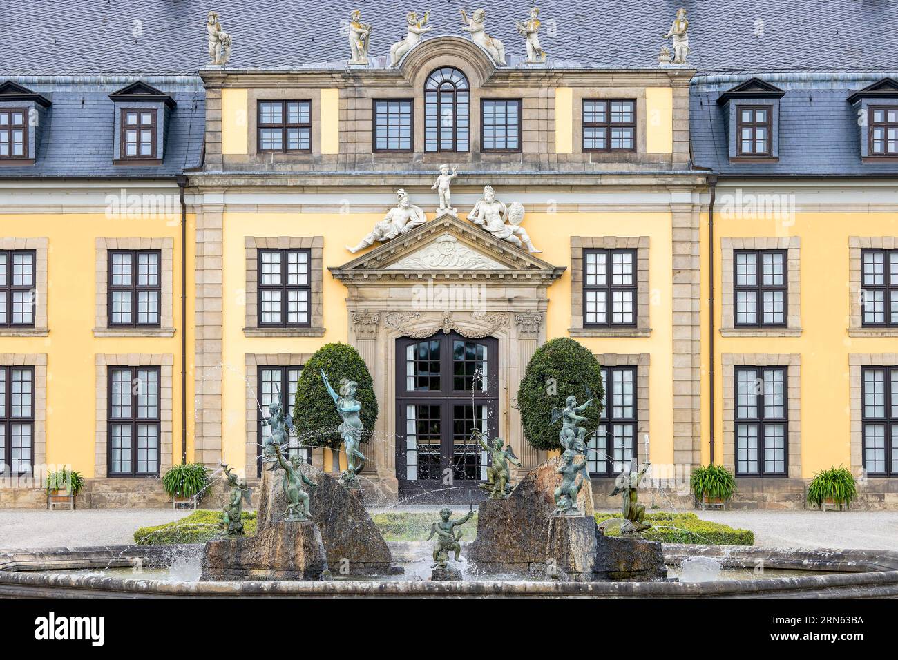 Fontana di Nettuno e Galleria Herrenhausen edifici nel Palazzo Herrenhausen e Giardini Herrenhausen, giardini barocchi disposti per ordine dell'elettrice Foto Stock