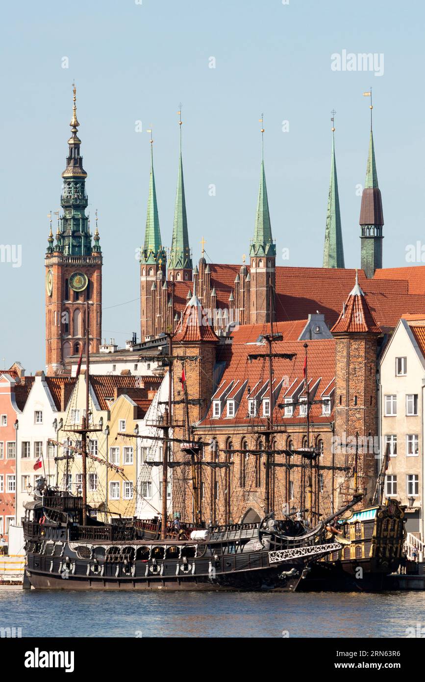 Vista classica degli edifici iconici e della nave pirata "Perla Nera" sul fiume Motlawa nella città vecchia di Danzica, Polonia, europa e UE Foto Stock