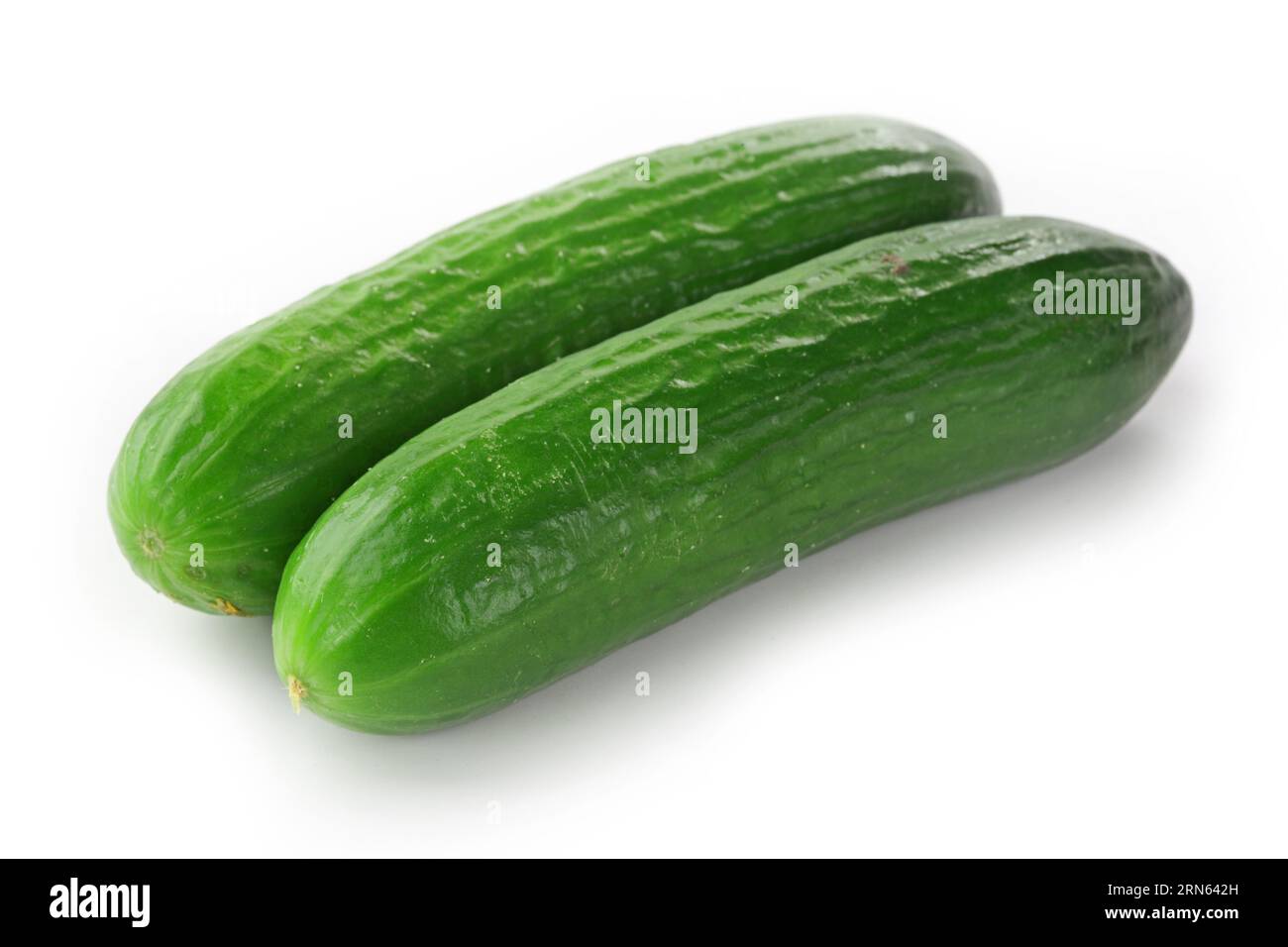 Cibo sano. Il verde cetrioli isolati su sfondo bianco Foto Stock