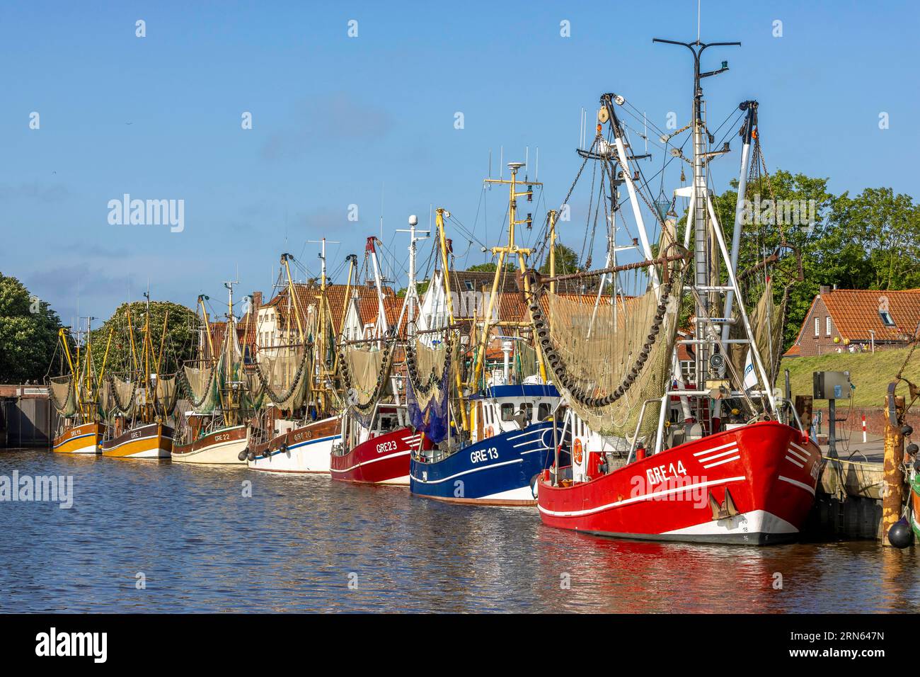Taglia granchi con rete di granchio nel porto di Greetsiel, Greetsiel, Frisia orientale, Mare del Nord, bassa Sassonia, Germania Foto Stock