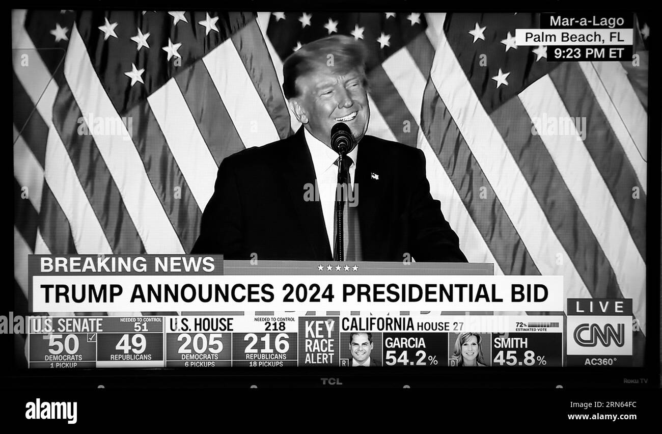 Uno screenshot della CNN TV, colorato digitalmente, che mostra l'ex presidente degli Stati Uniti Donald Trump che annuncia la sua candidatura per un secondo mandato come presidente degli Stati Uniti. Foto Stock
