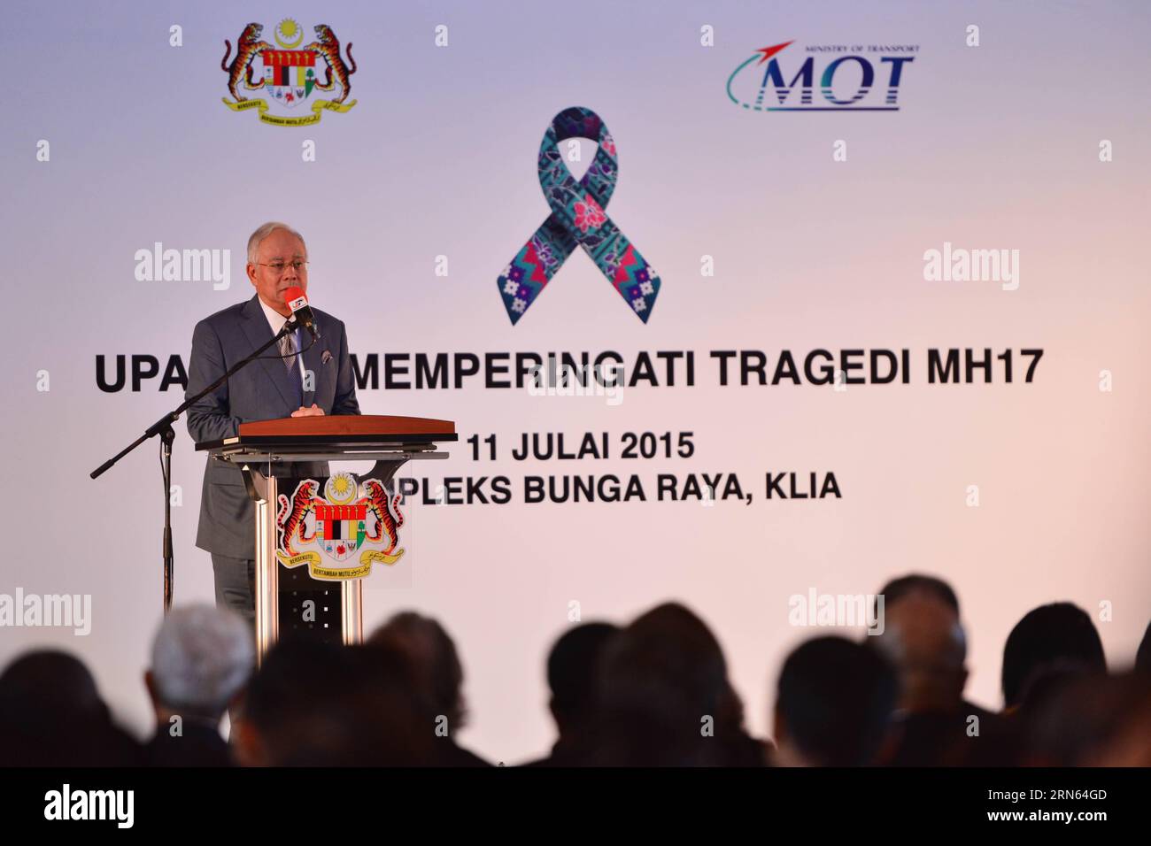 (150711) -- SEPANG (MALESIA), 11 luglio 2015 -- il primo ministro malese Najib Razak parla durante un memoriale per celebrare il primo anniversario della tragedia del volo Malesia Airlines MH17 all'aeroporto internazionale di Kuala Lumpur a Sepang l'11 luglio 2015. Il primo ministro malese Najib Razak ha detto qui sabato che la squadra investigativa penale ora ha un quadro più chiaro sulla possibile causa dell'incidente del volo MH17 della Malaysia Airlines (MAS), e sta esaminando attentamente e investigando tutti gli scenari. ) MALAYSIA-KUALA LUMPUR-MH17-ANNIVERSARIO ChongxVoonxChung PUBLICATIONxNOTxINxCHN Foto Stock