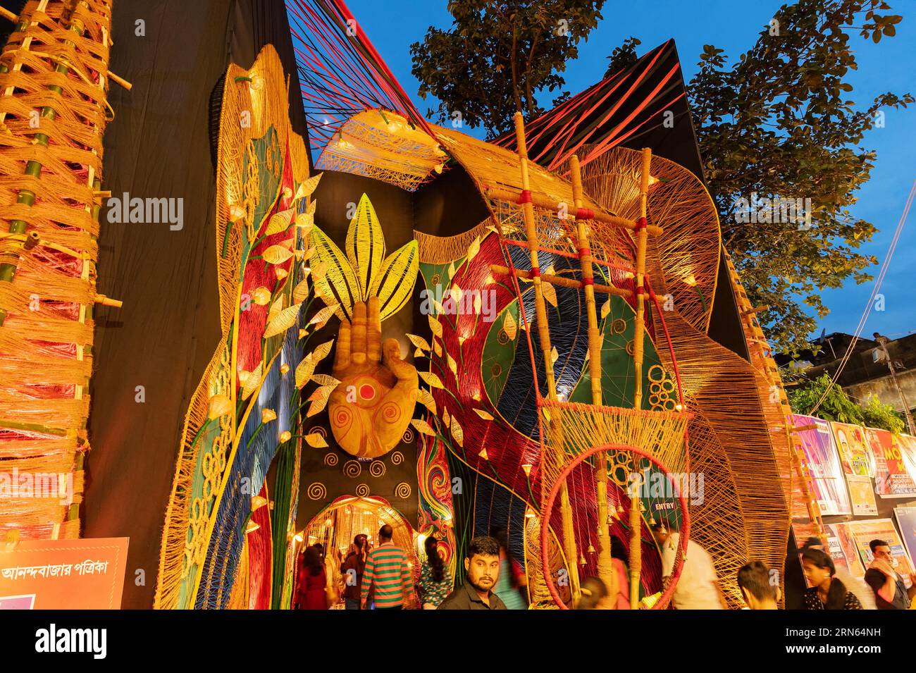 Howrah, Bengala Occidentale, India- 3 ottobre 2022 : devoti in visita decorata Durga Puja pandal. Durga Puja è il più grande festival dell'induismo. Foto Stock