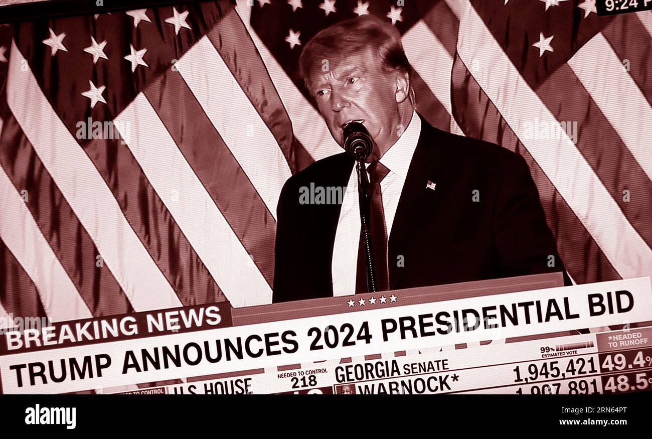 Uno screenshot della CNN TV, colorato digitalmente, che mostra l'ex presidente degli Stati Uniti Donald Trump che annuncia la sua candidatura per un secondo mandato come presidente degli Stati Uniti. Foto Stock