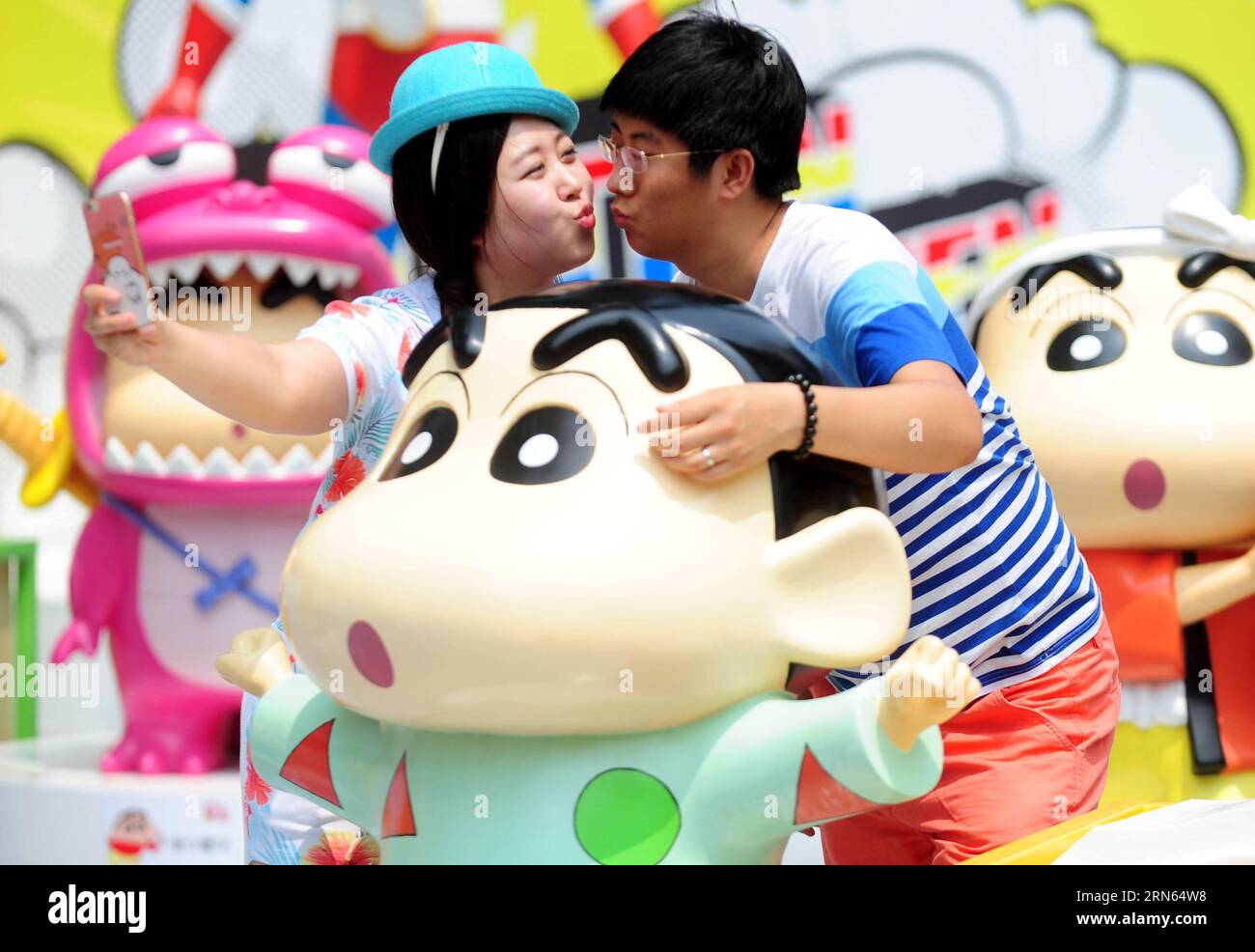 (150711) -- SHENYANG, 11 luglio 2015 -- i cittadini visitano una mostra che segna il 25° anniversario della serie manga giapponese Crayon Shin-chan a Shenyang, nella provincia di Liaoning della Cina nordorientale, 11 luglio 2015. Dozzine di manga e versioni teatrali di Crayon Shin-chan e figure correlate sono state esposte nella mostra aperta al pubblico il sabato. (mcg) CHINA-SHENYANG-CRAYON SHIN-CHAN-25TH ANNIVERSARY(CN) ZhangxWenkui PUBLICATIONxNOTxINxCHN 150 711 Shenyang 11 luglio 2015 i cittadini visitano la mostra che segna il 25 ° anniversario del pastello giapponese della Manga Series Shin Chan a Shenyang Northeast C. Foto Stock