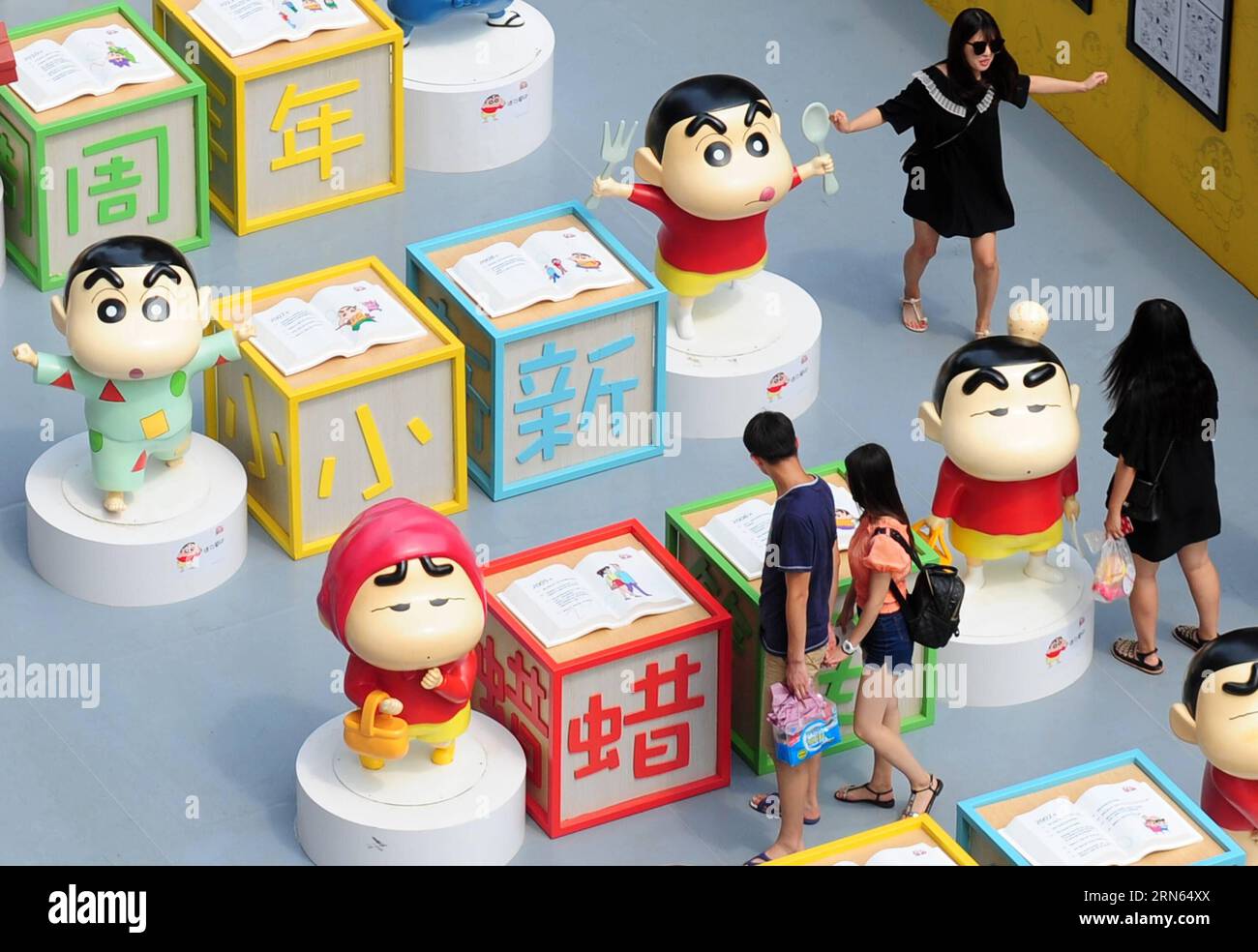 (150711) -- SHENYANG, 11 luglio 2015 -- i cittadini visitano una mostra che segna il 25° anniversario della serie manga giapponese Crayon Shin-chan a Shenyang, nella provincia di Liaoning della Cina nordorientale, 11 luglio 2015. Dozzine di manga e versioni teatrali di Crayon Shin-chan e figure correlate sono state esposte nella mostra aperta al pubblico il sabato. (mcg) CHINA-SHENYANG-CRAYON SHIN-CHAN-25TH ANNIVERSARY(CN) ZhangxWenkui PUBLICATIONxNOTxINxCHN 150 711 Shenyang 11 luglio 2015 i cittadini visitano la mostra che segna il 25 ° anniversario del pastello giapponese della Manga Series Shin Chan a Shenyang Northeast C. Foto Stock