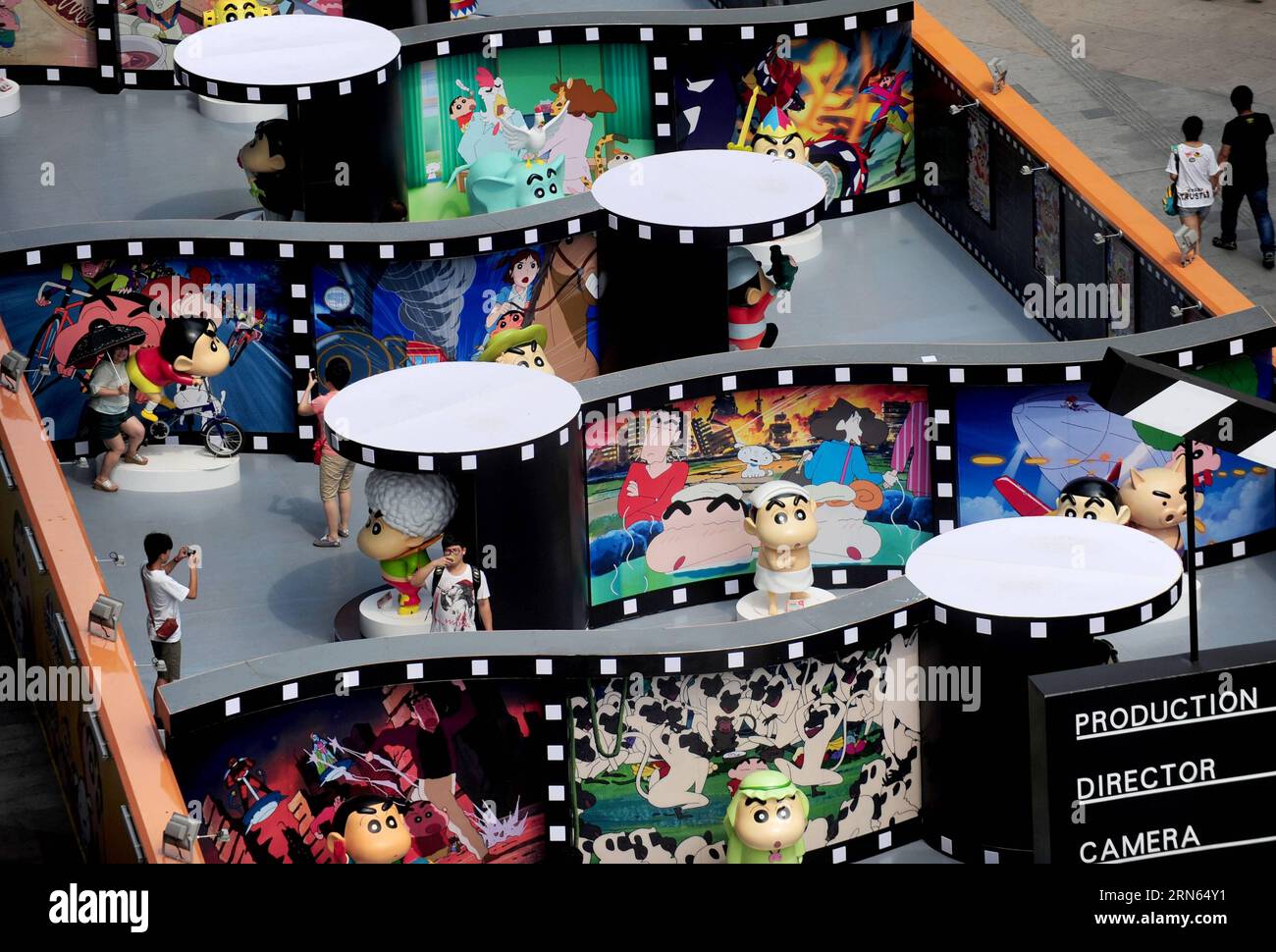 (150711) -- SHENYANG, 11 luglio 2015 -- i cittadini visitano una mostra che segna il 25° anniversario della serie manga giapponese Crayon Shin-chan a Shenyang, nella provincia di Liaoning della Cina nordorientale, 11 luglio 2015. Dozzine di manga e versioni teatrali di Crayon Shin-chan e figure correlate sono state esposte nella mostra aperta al pubblico il sabato. (mcg) CHINA-SHENYANG-CRAYON SHIN-CHAN-25TH ANNIVERSARY(CN) ZhangxWenkui PUBLICATIONxNOTxINxCHN 150 711 Shenyang 11 luglio 2015 i cittadini visitano la mostra che segna il 25 ° anniversario del pastello giapponese della Manga Series Shin Chan a Shenyang Northeast C. Foto Stock