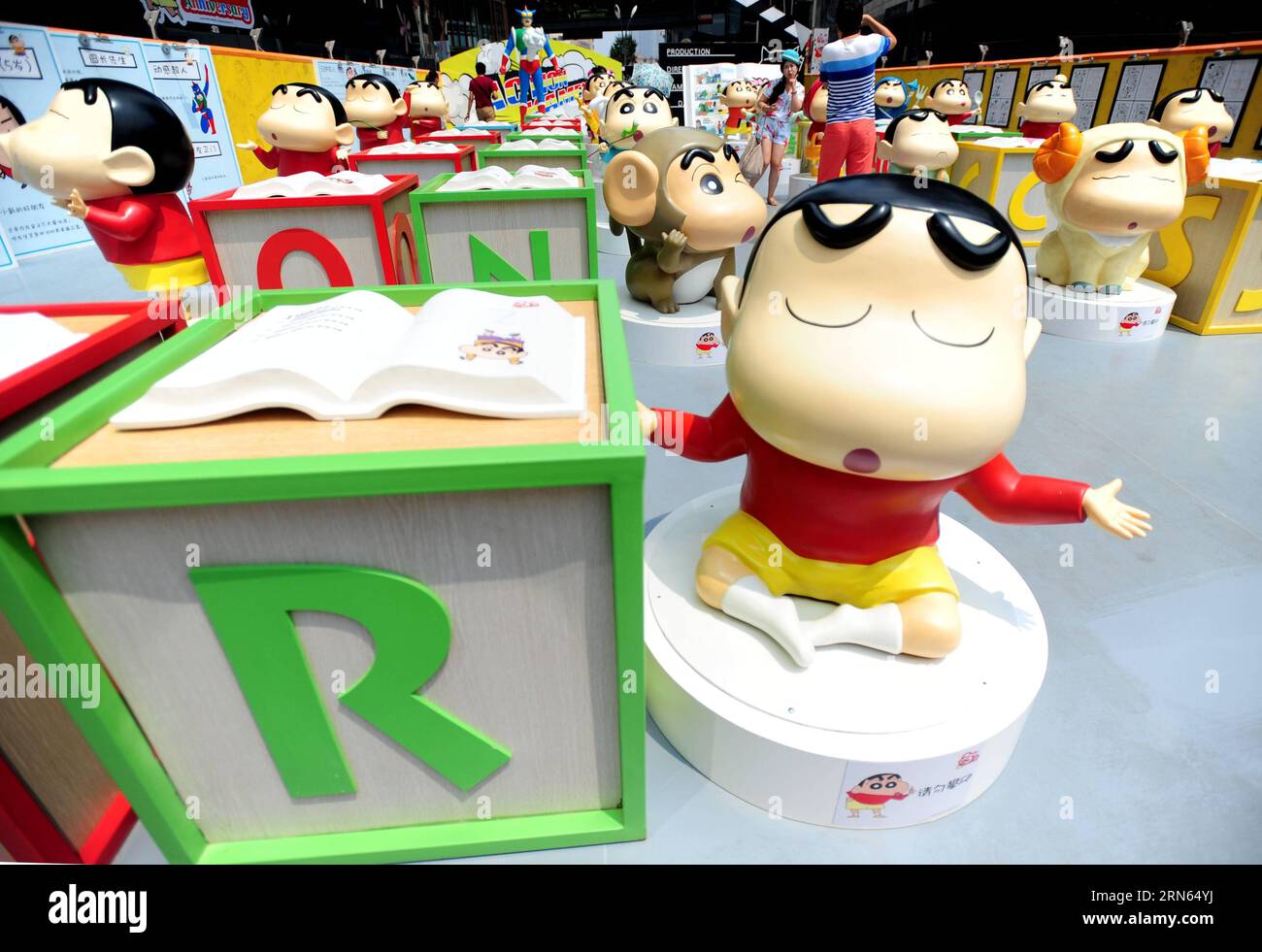 (150711) -- SHENYANG, 11 luglio 2015 -- i cittadini visitano una mostra che segna il 25° anniversario della serie manga giapponese Crayon Shin-chan a Shenyang, nella provincia di Liaoning della Cina nordorientale, 11 luglio 2015. Dozzine di manga e versioni teatrali di Crayon Shin-chan e figure correlate sono state esposte nella mostra aperta al pubblico il sabato. (mcg) CHINA-SHENYANG-CRAYON SHIN-CHAN-25TH ANNIVERSARY(CN) ZhangxWenkui PUBLICATIONxNOTxINxCHN 150 711 Shenyang 11 luglio 2015 i cittadini visitano la mostra che segna il 25 ° anniversario del pastello giapponese della Manga Series Shin Chan a Shenyang Northeast C. Foto Stock