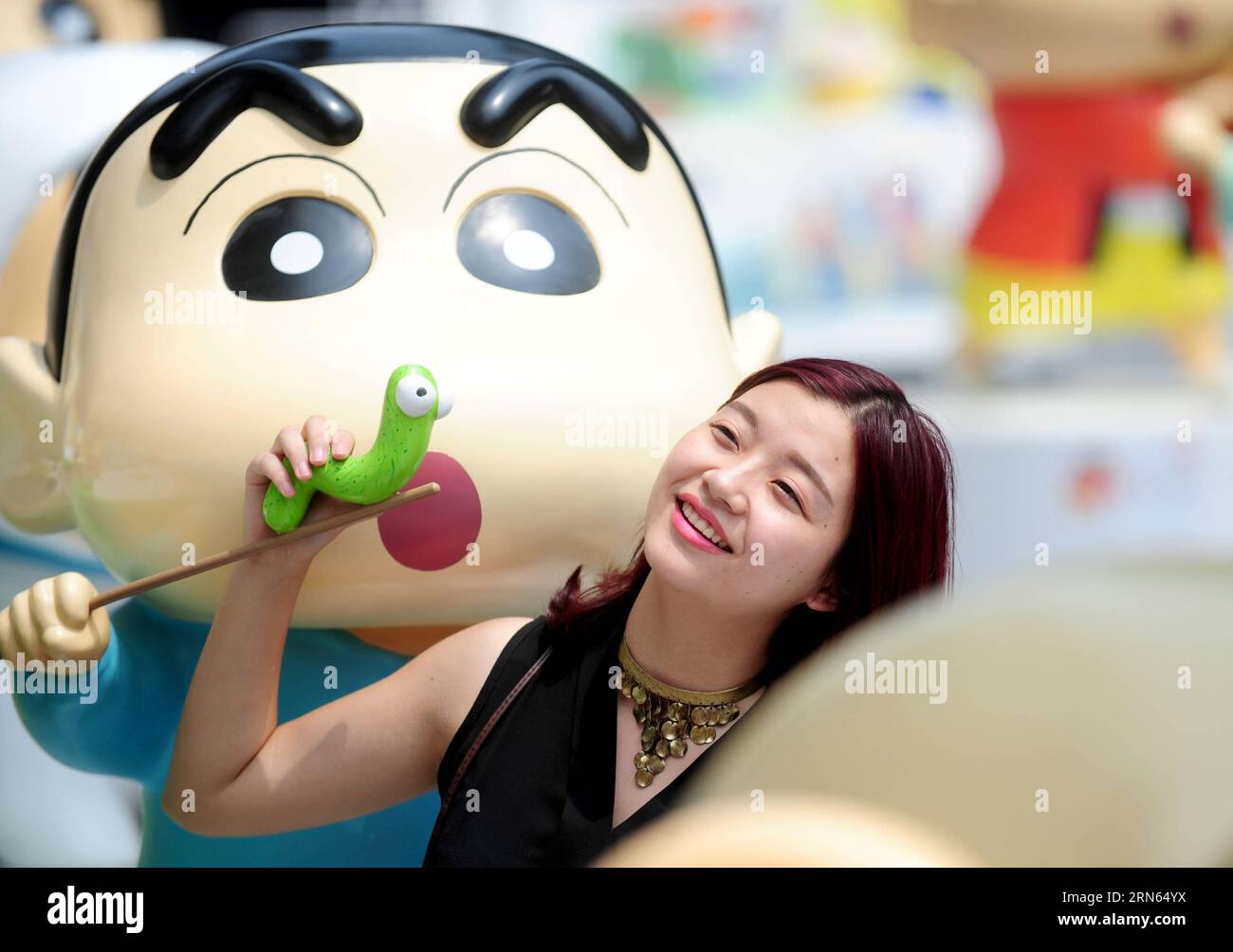 (150711) -- SHENYANG, 11 luglio 2015 -- Un cittadino visita una mostra che segna il 25° anniversario della serie manga giapponese Crayon Shin-chan a Shenyang, nella provincia di Liaoning della Cina nord-orientale, 11 luglio 2015. Dozzine di manga e versioni teatrali di Crayon Shin-chan e figure correlate sono state esposte nella mostra aperta al pubblico il sabato. (mcg) CHINA-SHENYANG-CRAYON SHIN-CHAN-25TH ANNIVERSARY(CN) ZhangxWenkui PUBLICATIONxNOTxINxCHN 150 711 Shenyang 11 luglio 2015 un cittadino visita alla mostra che segna il 25 ° anniversario del pastello giapponese della Manga Series Shin Chan a Shenyang Northea Foto Stock