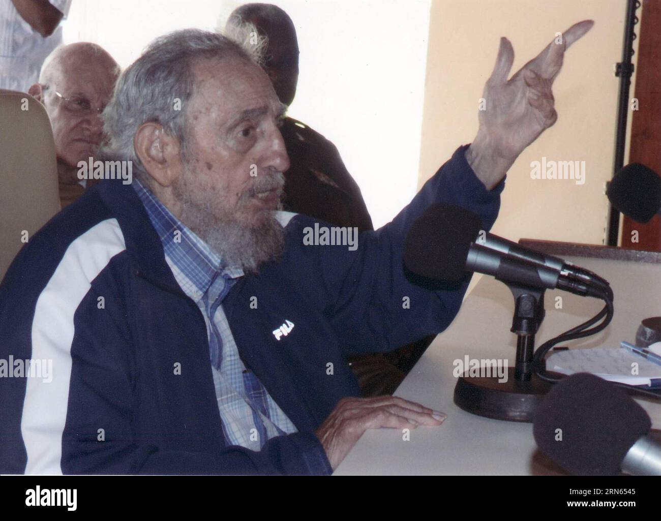 L'immagine scattata il 9 luglio 2015 mostra l'ex leader cubano Fidel Castro che tiene un discorso durante un incontro con ufficiali e funzionari pubblici del Ministero dell'interno e delle forze Armate rivoluzionarie cubane coinvolte nella produzione di cibo, a l'Avana, Cuba. L'ex leader cubano Fidel Castro ha consegnato premi a un gruppo di lavoratori per il loro eccezionale lavoro nella produzione alimentare, il quotidiano ufficiale Granma riportato sabato. Estudios Revolucion/Prensa Latina) (jg) migliore QUALITÀ DISPONIBILE CUBA-HAVANA-POLITICS-FIDEL CASTRO e PRENSAxLATINA PUBLICATIONxNOTxINxCHN immagine scattata IL 9 luglio 2015 mostra Cuban Fo Foto Stock