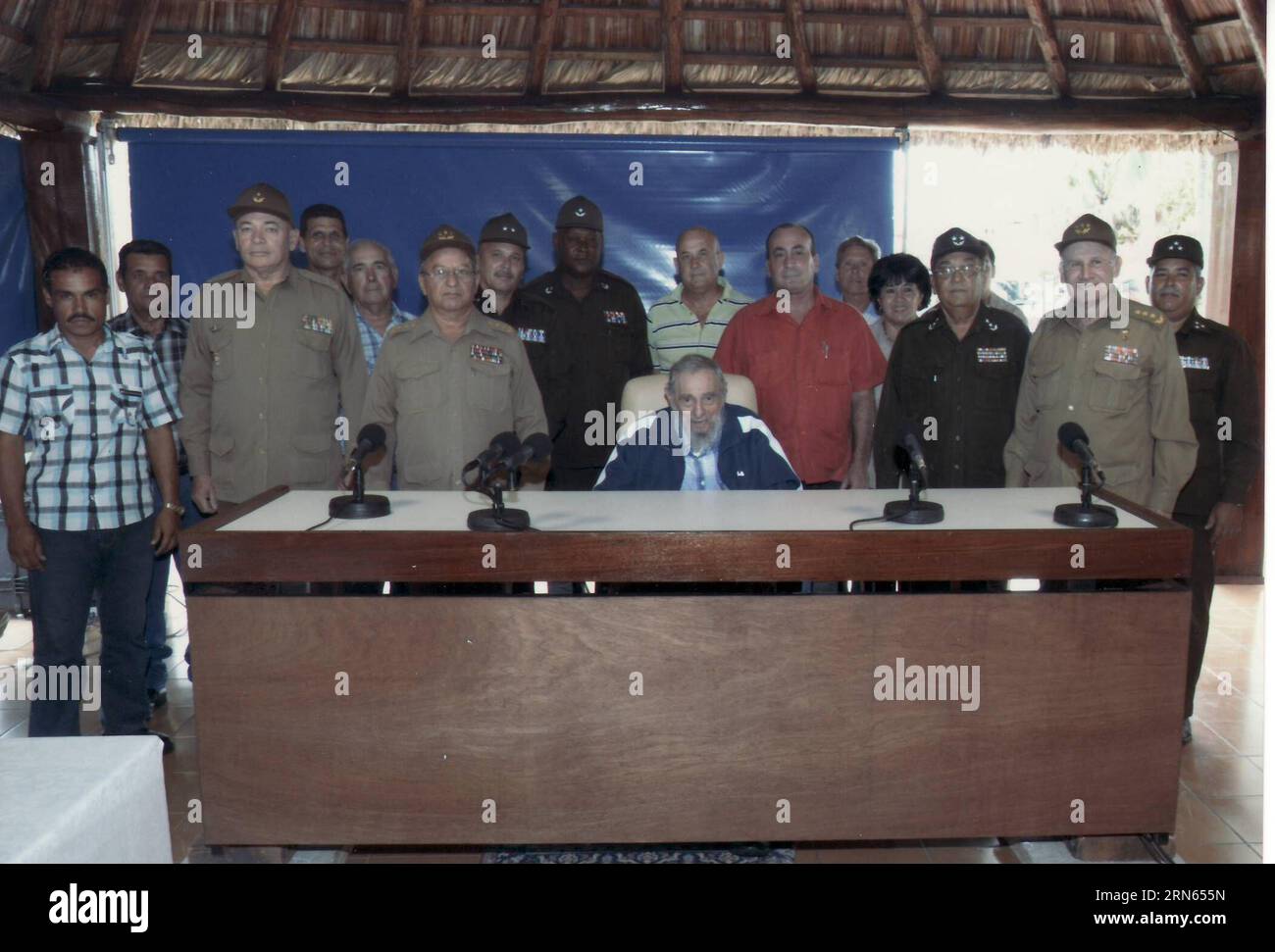 L'immagine scattata il 9 luglio 2015 mostra l'ex leader cubano Fidel Castro (C) che partecipa a un incontro con gli ufficiali e i funzionari del Ministero dell'interno e le forze armate rivoluzionarie cubane coinvolte nella produzione di cibo, a l'Avana, Cuba. L'ex leader cubano Fidel Castro ha consegnato premi a un gruppo di lavoratori per il loro eccezionale lavoro nella produzione alimentare, il quotidiano ufficiale Granma riportato sabato. Estudios Revolucion/Prensa Latina) (jg) migliore QUALITÀ DISPONIBILE CUBA-HAVANA-POLITICS-FIDEL CASTRO e PRENSAxLATINA PUBLICATIONxNOTxINxCHN immagine scattata IL 9 luglio 2015 mostra l'ex leader cubano Foto Stock