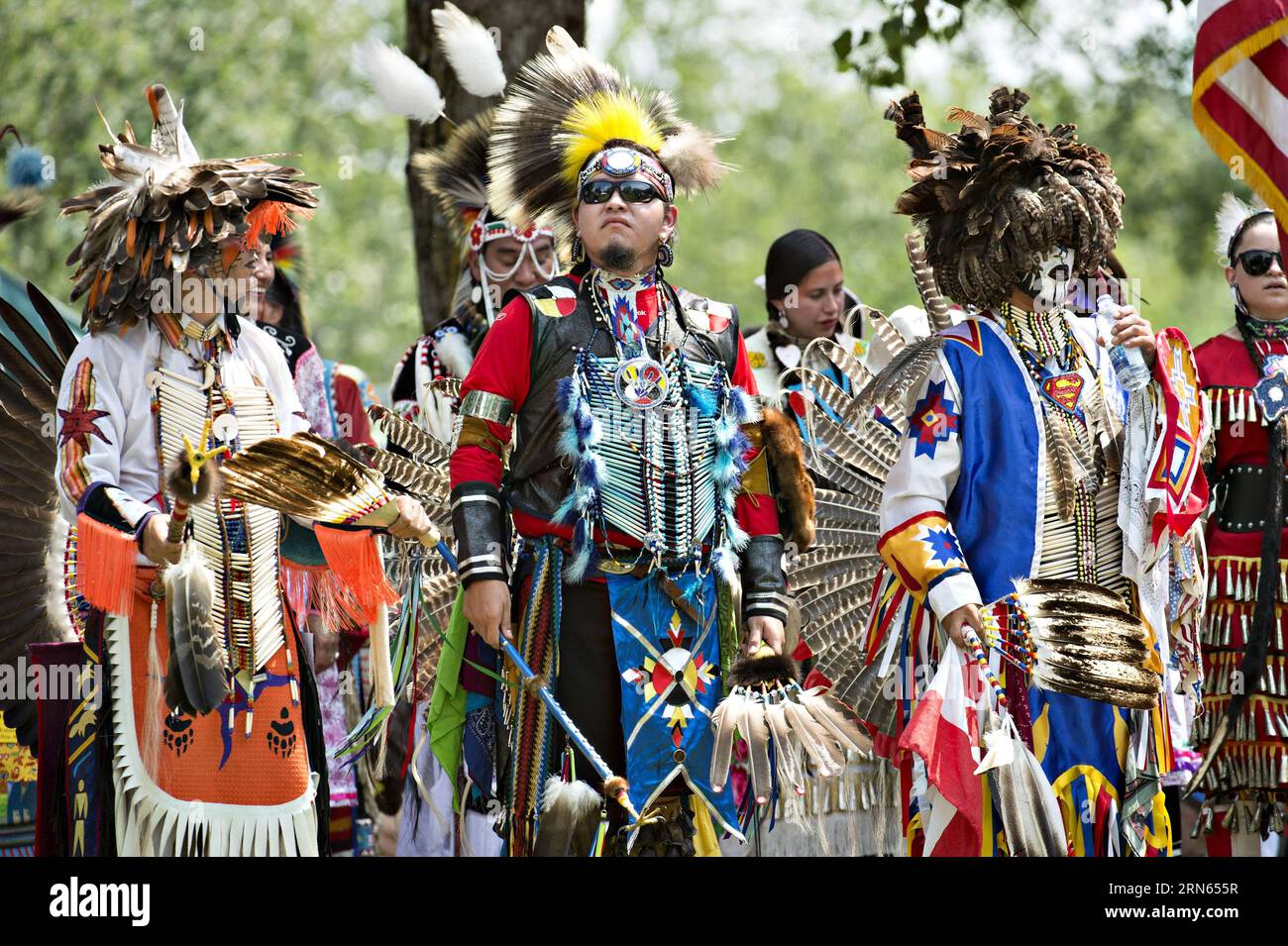 Le persone che indossano costumi tradizionali sono raffigurate mentre partecipano all'Echos of a Nation Powwow alla riserva Kahnawake vicino a Montreal, Canada, l'11 luglio 2015. Il Powwow è ospitato ogni anno dalla tribù locale Mohawk. ) CANADA-MONTREAL-CULTURA-INDIGENA-RADUNO AndrewxSoong PUBLICATIONxNOTxINxCHN celebrità che indossano costumi tradizionali sono raffigurate mentre partecipano agli ECHI di una Nazione Powwow ALLA Kahnawake Reserve vicino a Montreal Canada L'11 luglio 2015 il Powwow È ospitato annualmente dalla tribù locale Mohawk Canada Montreal Culture Indigenous Celebrities Gathering e Foto Stock