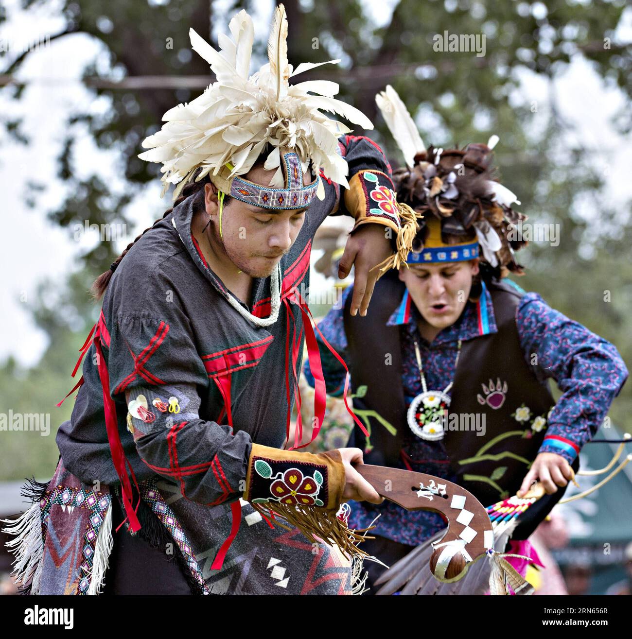 Le persone che indossano costumi tradizionali ballano durante gli echi di una nazione Powwow alla riserva Kahnawake vicino a Montreal, Canada, l'11 luglio 2015. Il Powwow è ospitato ogni anno dalla tribù locale Mohawk. ) CANADA-MONTREAL-CULTURA-INDIGENI-RADUNO AndrewxSoong PUBLICATIONxNOTxINxCHN celebrità che indossano costumi tradizionali Danza durante gli ECHI di una Nazione Powwow ALLA riserva di Kahnawake vicino a Montreal Canada L'11 luglio 2015 il Powwow È ospitato annualmente dalla tribù locale Mohawk Canada Cultura di Montreal celebrità indigene Gathering AndrewxSoong PUBLICATIONXNOTxINxCHN Foto Stock