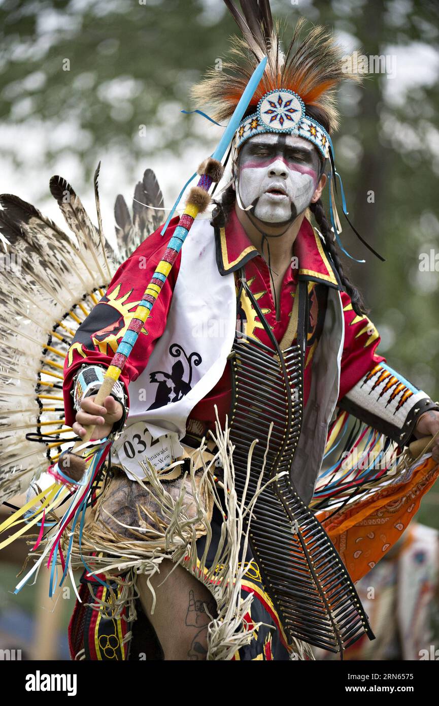 Un uomo che indossa balli in costume tradizionali durante gli echi di una Nazione Powwow alla riserva di Kahnawake vicino a Montreal, Canada, l'11 luglio 2015. Il Powwow è ospitato ogni anno dalla tribù locale Mohawk. ) CANADA-MONTREAL-CULTURA-INDIGENI-RADUNO AndrewxSoong PUBLICATIONxNOTxINxCHN un uomo che indossa balli in costume tradizionali durante gli ECHI di una Nazione Powwow ALLA riserva di Kahnawake vicino a Montreal Canada L'11 luglio 2015 il Powwow È ospitato annualmente dalla tribù locale Mohawk Canada Cultura di Montreal celebrità indigene Gathering AndrewxSoong PUBLICATIONXNOTxINXCHN Foto Stock