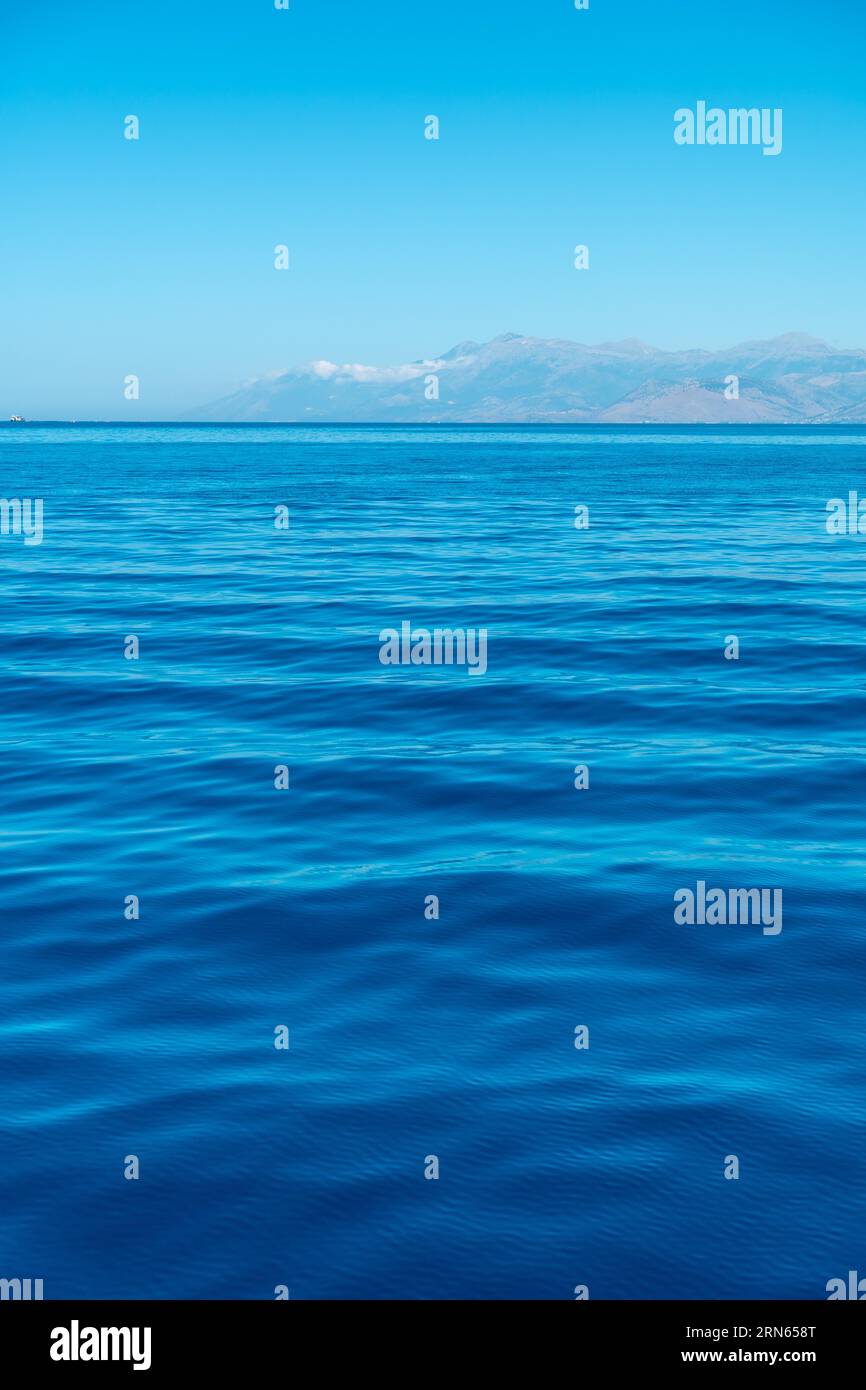 Consistenza turchese dell'acqua di mare con i raggi del sole nel mare mediterraneo e sullo sfondo del cielo Foto Stock