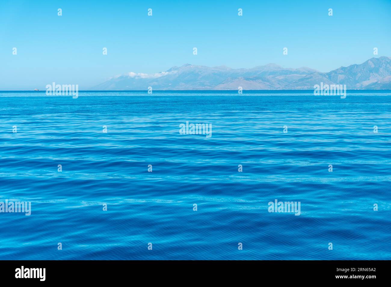 Consistenza turchese dell'acqua di mare con i raggi del sole nel mare mediterraneo e sullo sfondo del cielo Foto Stock