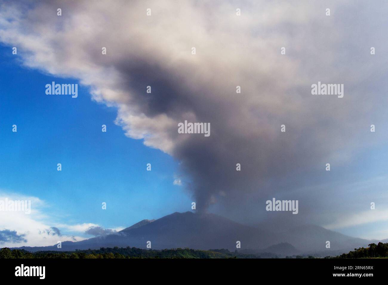 BANYUWANGI, il Monte Raung lancia cenere vulcanica a Giava orientale, Indonesia, 12 luglio 2015. L'eruzione sull'isola indonesiana di Giava ha costretto la chiusura di quattro aeroporti, tra cui quelli sulle popolari isole turistiche di Bali. INDONESIA-BANYUWANGI-MOUNT RAUNG ERUZIONE ACHMADXODDYXW. PUBLICATIONxNOTxINxCHN Banyuwangi Mount Spews Volcanic Ash in East Giava Indonesia 12 luglio 2015 l'eruzione SULL'Indonesia Giava Islanda ha costretto la chiusura di quattro aeroporti, compresi quelli SULLE popolari isole turistiche di Bali Indonesia Banyuwangi Mount eruzione PUBLICATIONxNOTxINxCHN Foto Stock