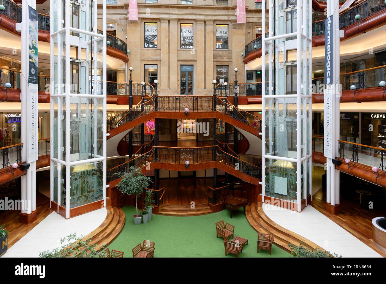 Vista interna, Staircase, Princes Square Shopping Centre, 48 Buchanan Street, Glasgow, Scozia, Regno Unito Foto Stock