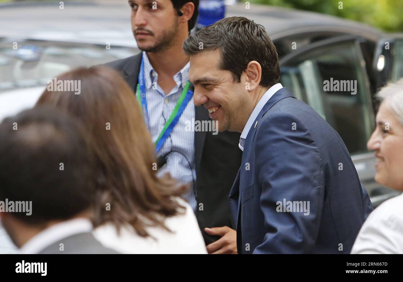 (150713) -- BRUXELLES, 13 luglio 2015 -- il primo ministro greco Alexis Tsipras parte dopo il vertice europeo di 17 ore presso la sede dell'UE a Bruxelles, in Belgio, il 13 luglio 2015. Dopo 17 ore finalmente giunte, continueremo a sostenere la Grecia , Donald Tusk, il presidente del Consiglio europeo ha detto alla stampa lunedì mattina, dopo che i leader della zona euro hanno tentato l'ultima volta di evitare il fallimento e di uscire dalla zona della moneta comune europea. ZHOU LEI) VERTICE BELGIO-EURO-GRECIA-ACCORDO RAGGIUNTO ?? PUBLICATIONxNOTxINxCHN 150713 Bruxelles 13 luglio 2015 primo ministro greco Alexis Tsipras Lea Foto Stock