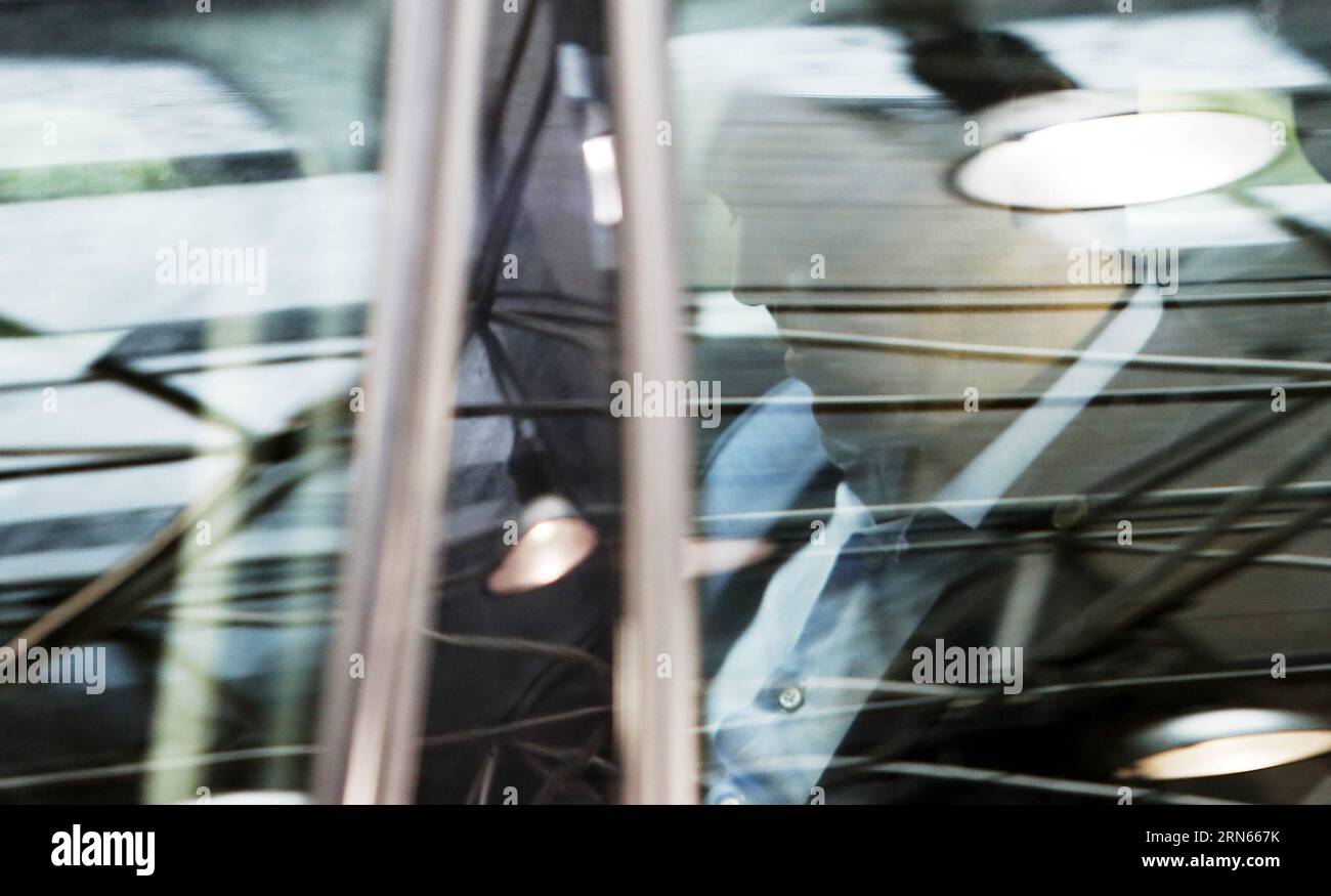 (150713) -- BRUXELLES, 13 luglio 2015 -- il primo ministro greco Alexis Tsipras parte dopo il vertice europeo di 17 ore presso la sede dell'UE a Bruxelles, in Belgio, il 13 luglio 2015. Dopo 17 ore finalmente giunte, continueremo a sostenere la Grecia , Donald Tusk, il presidente del Consiglio europeo ha detto alla stampa lunedì mattina, dopo che i leader della zona euro hanno tentato l'ultima volta di evitare il fallimento e di uscire dalla zona della moneta comune europea. ZHOU LEI) VERTICE BELGIO-EURO-GRECIA-ACCORDO RAGGIUNTO ?? PUBLICATIONxNOTxINxCHN 150713 Bruxelles 13 luglio 2015 primo ministro greco Alexis Tsipras Lea Foto Stock