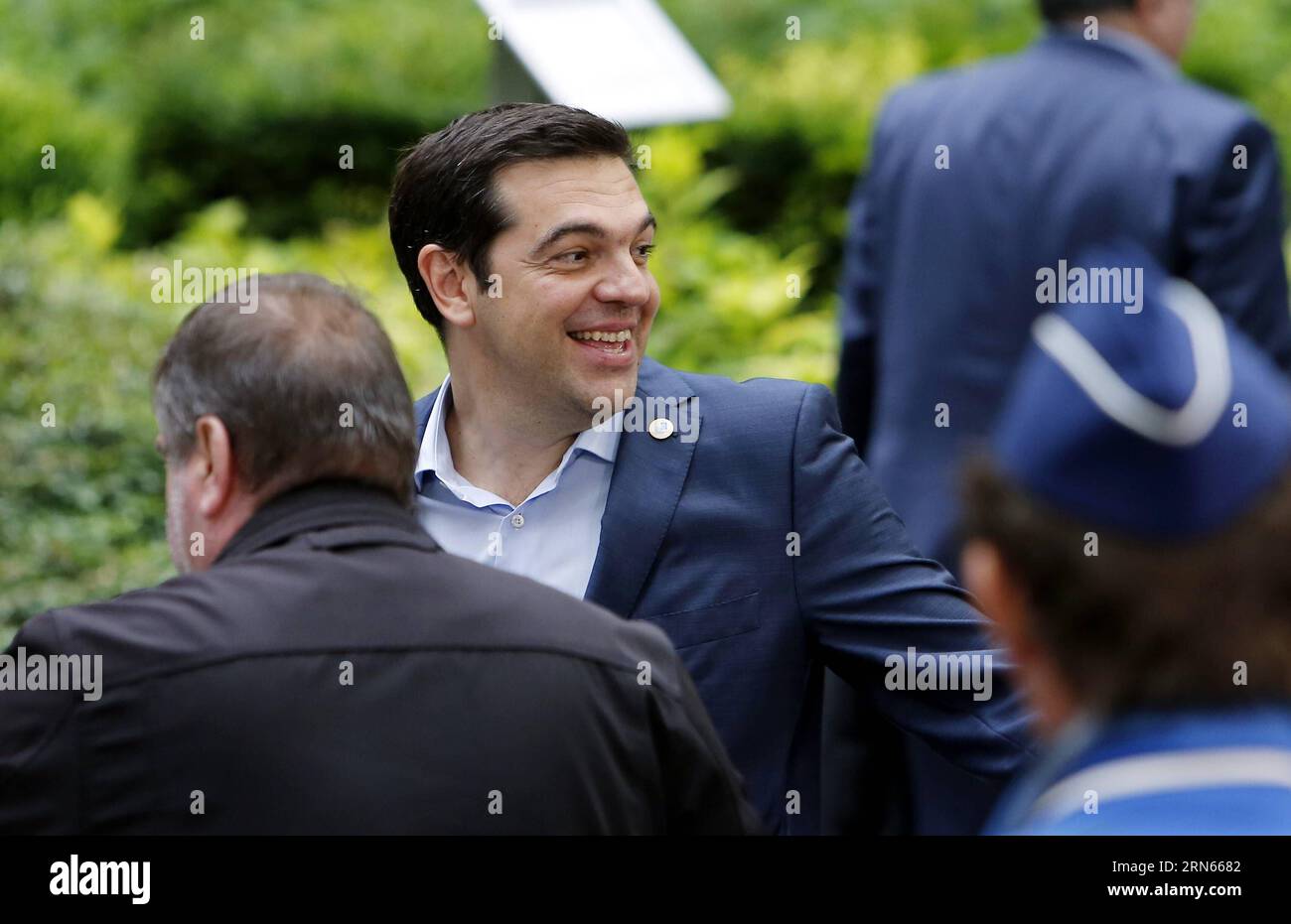(150713) -- BRUXELLES, 13 luglio 2015 -- il primo ministro greco Alexis Tsipras parte dopo il vertice europeo di 17 ore presso la sede dell'UE a Bruxelles, in Belgio, il 13 luglio 2015. Dopo 17 ore finalmente giunte, continueremo a sostenere la Grecia , Donald Tusk, il presidente del Consiglio europeo ha detto alla stampa lunedì mattina, dopo che i leader della zona euro hanno tentato l'ultima volta di evitare il fallimento e di uscire dalla zona della moneta comune europea. ZHOU LEI) VERTICE BELGIO-EURO-GRECIA-ACCORDO RAGGIUNTO ?? PUBLICATIONxNOTxINxCHN 150713 Bruxelles 13 luglio 2015 primo ministro greco Alexis Tsipras Lea Foto Stock